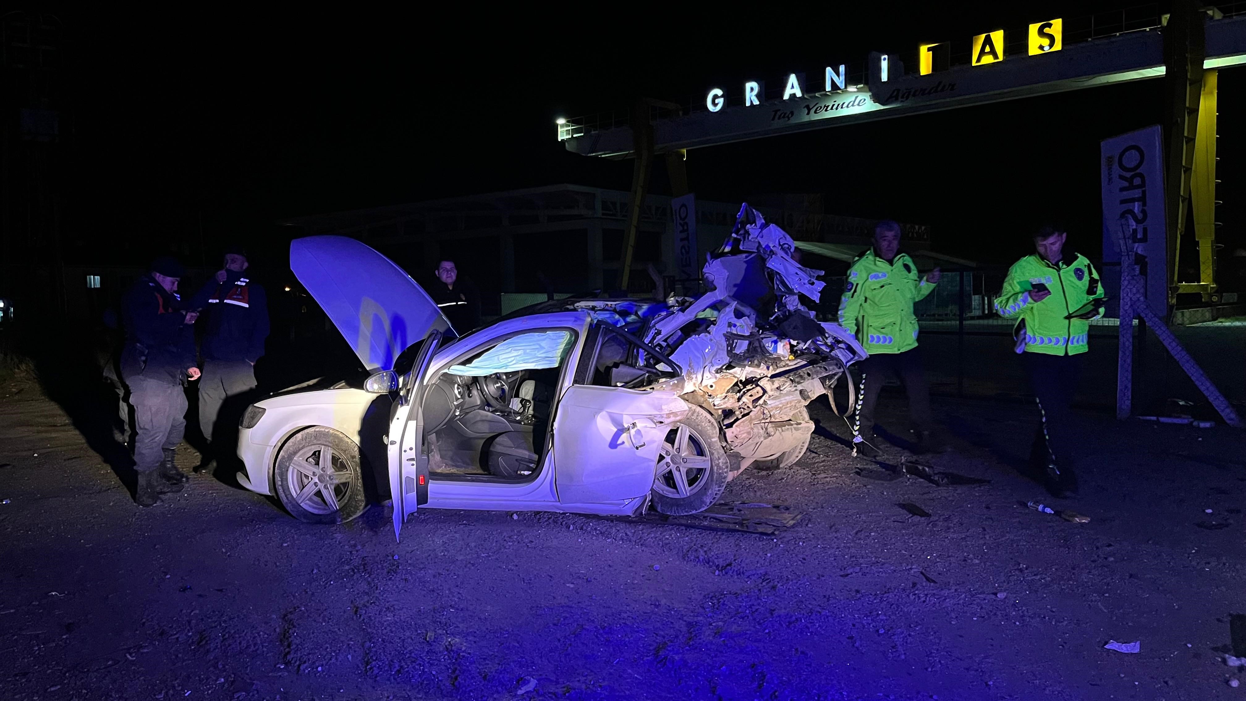Yol Kenarında Duran Tır Ölüm Getirdi Otomobil Tıra Ok Gibi Saplandı, Genç Yolcu Hayatını Kaybetti (3)