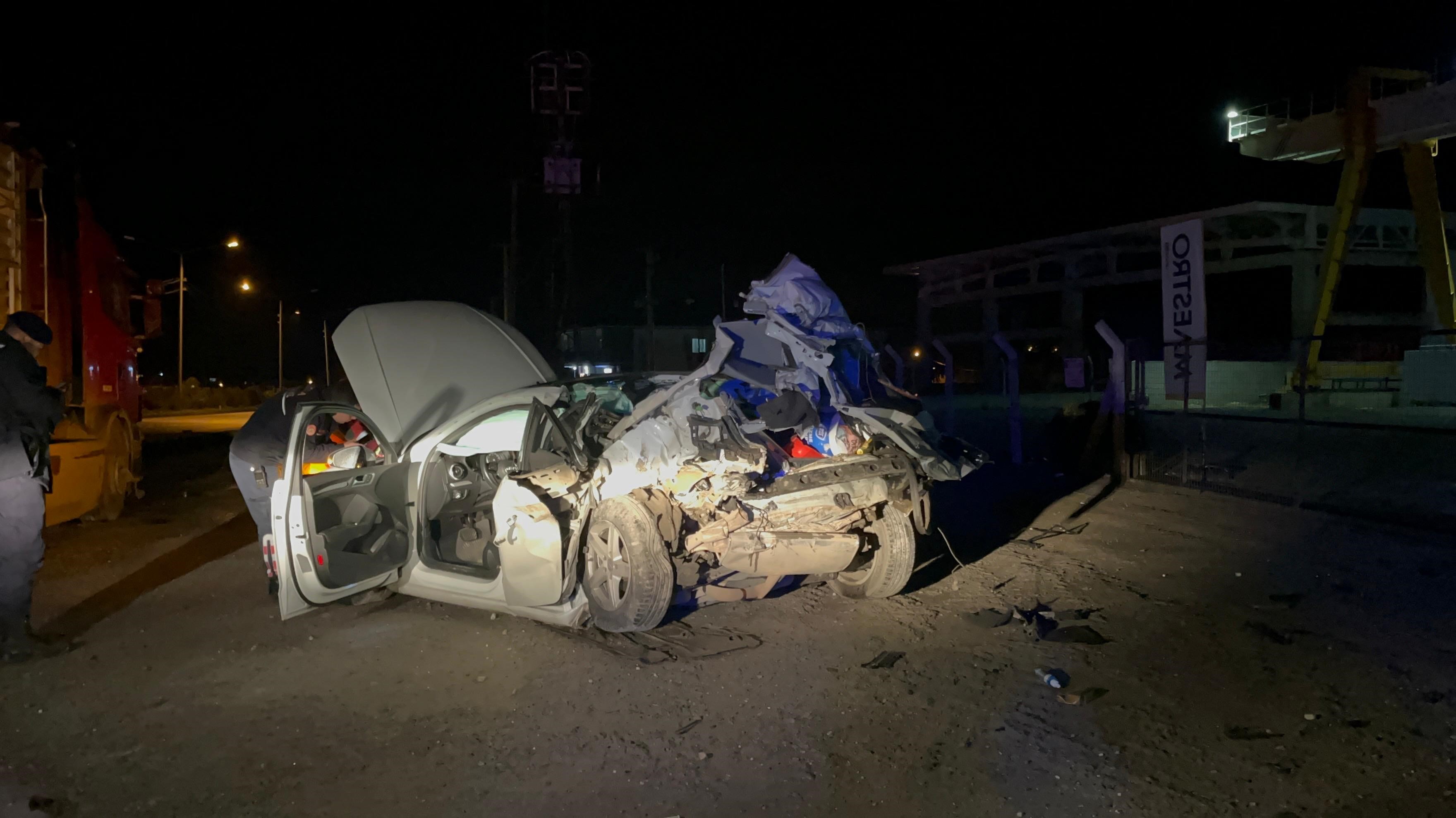 Yol Kenarında Duran Tır Ölüm Getirdi Otomobil Tıra Ok Gibi Saplandı, Genç Yolcu Hayatını Kaybetti (5)