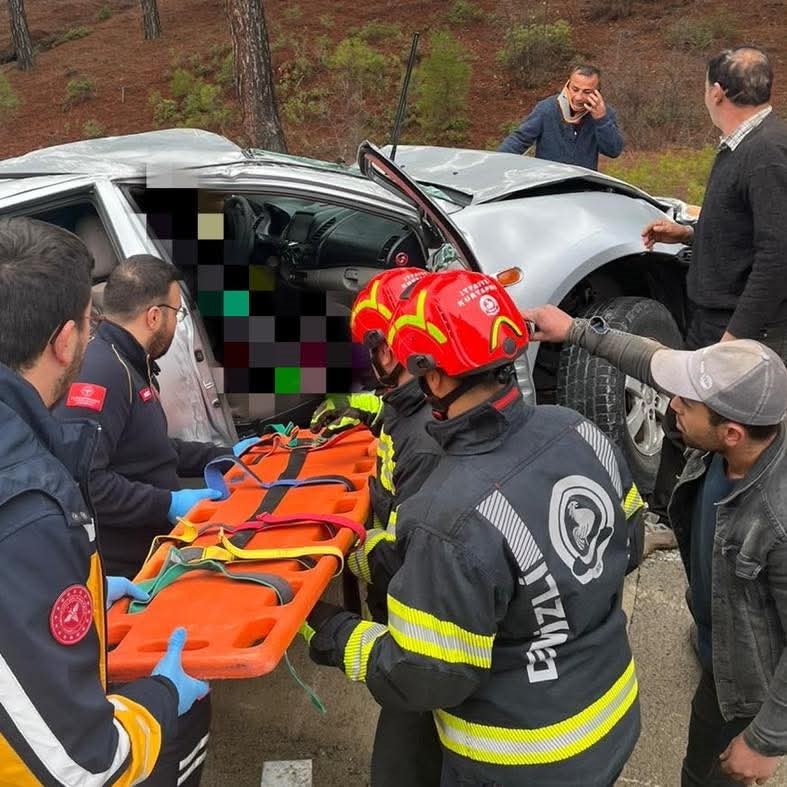 Yolculuk Olumle Bitti Yoldan Cikan Arac Agaca Saplandi 01