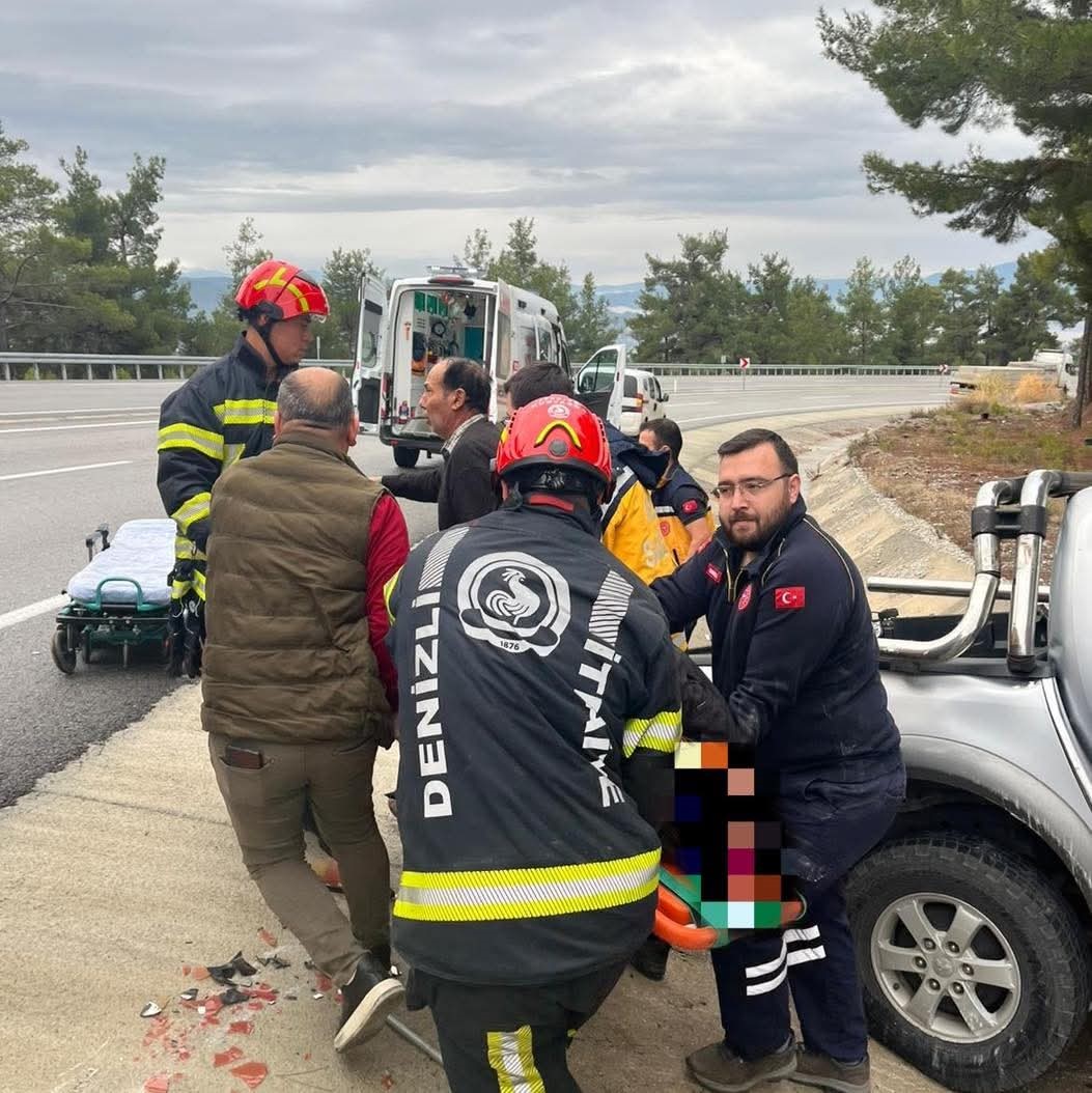 Yolculuk Olumle Bitti Yoldan Cikan Arac Agaca Saplandi 02