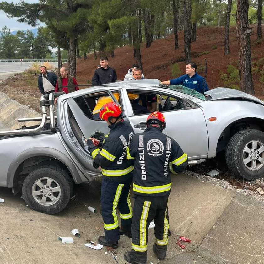 Yolculuk Olumle Bitti Yoldan Cikan Arac Agaca Saplandi 03
