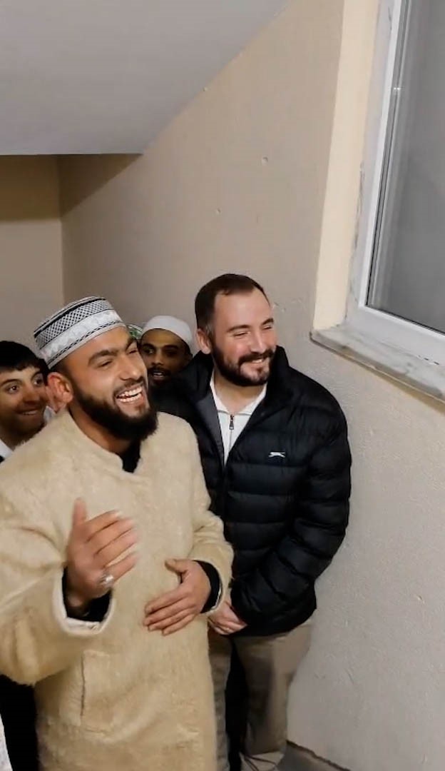 15 Milyon Izlenen O Videonun Sirri Cozuldu Yeni Yila Ilahiyle Giren Mahallenin Hikayes-2