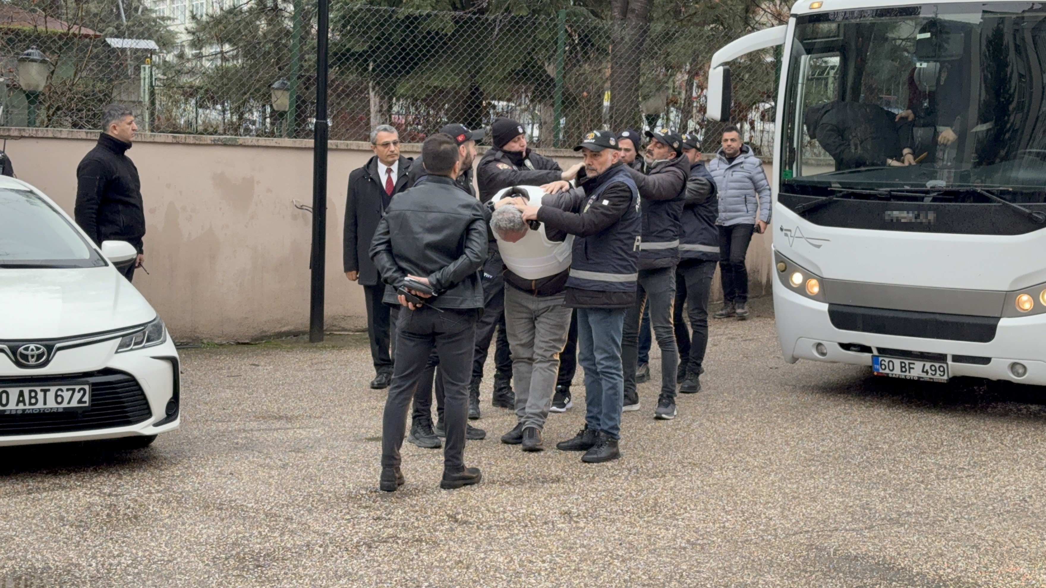 4 Ay Sonra Ortaya Çıkan Dehşet Babasını Baltayla Öldürüp Cesedi Havuzda Sakladı (5)