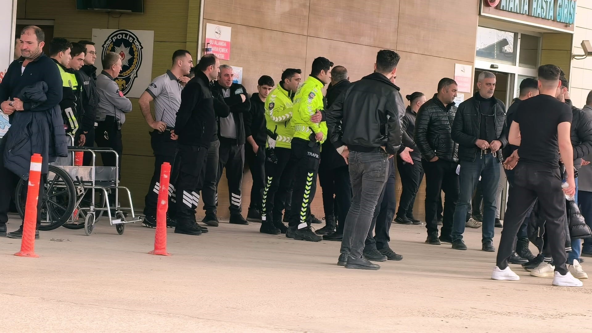 Ablasını Darbeden Eniştesiyle Kavgaya Tutuştu! Kayınbirader Merdivenden Düşüp Ağır Yaralandı (4)