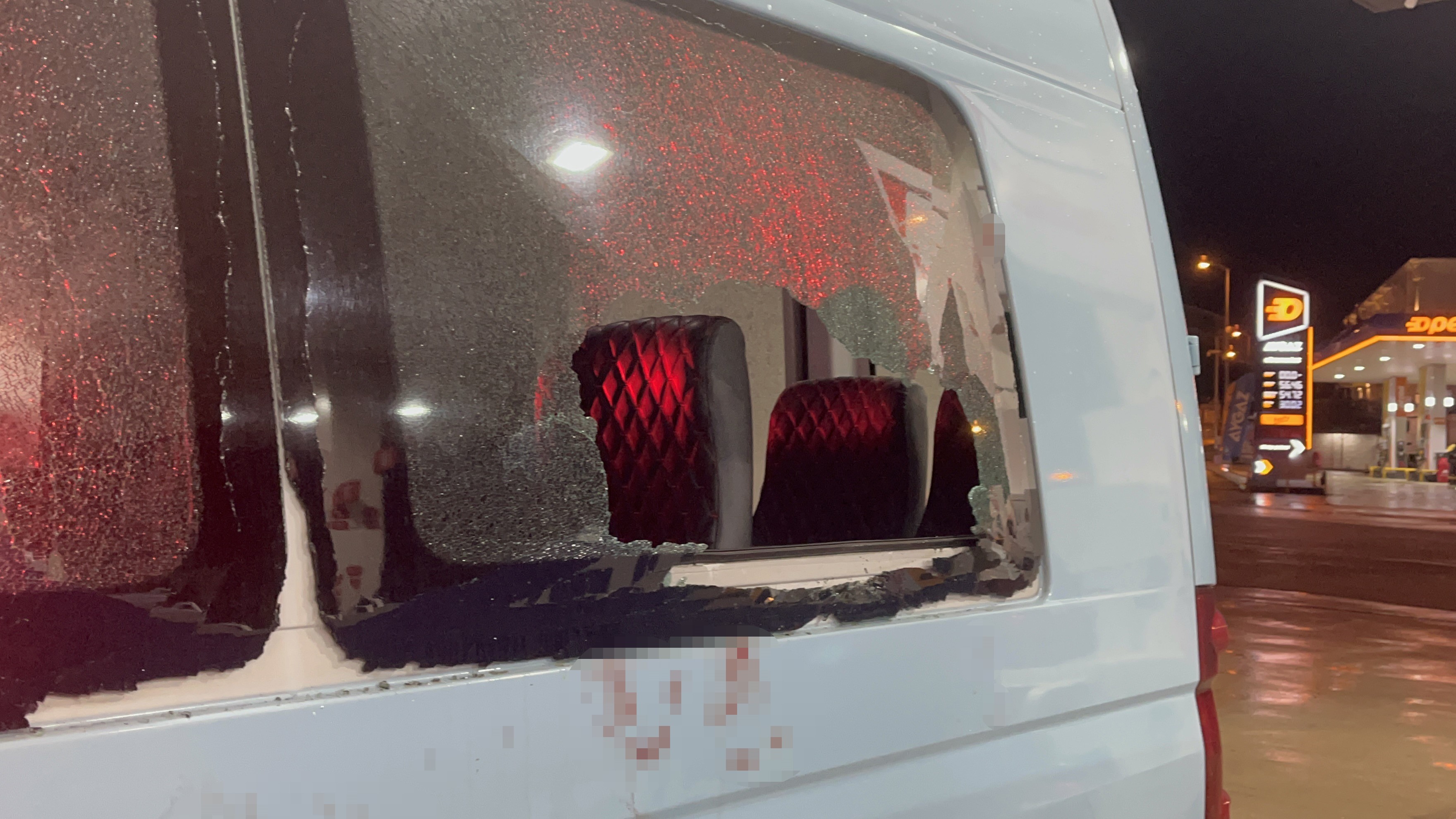 Akaryakıt Istasyonunda Dehşet! Bir Anda Öfkelendi, Camı Kafasıyla Parçaladı (3)