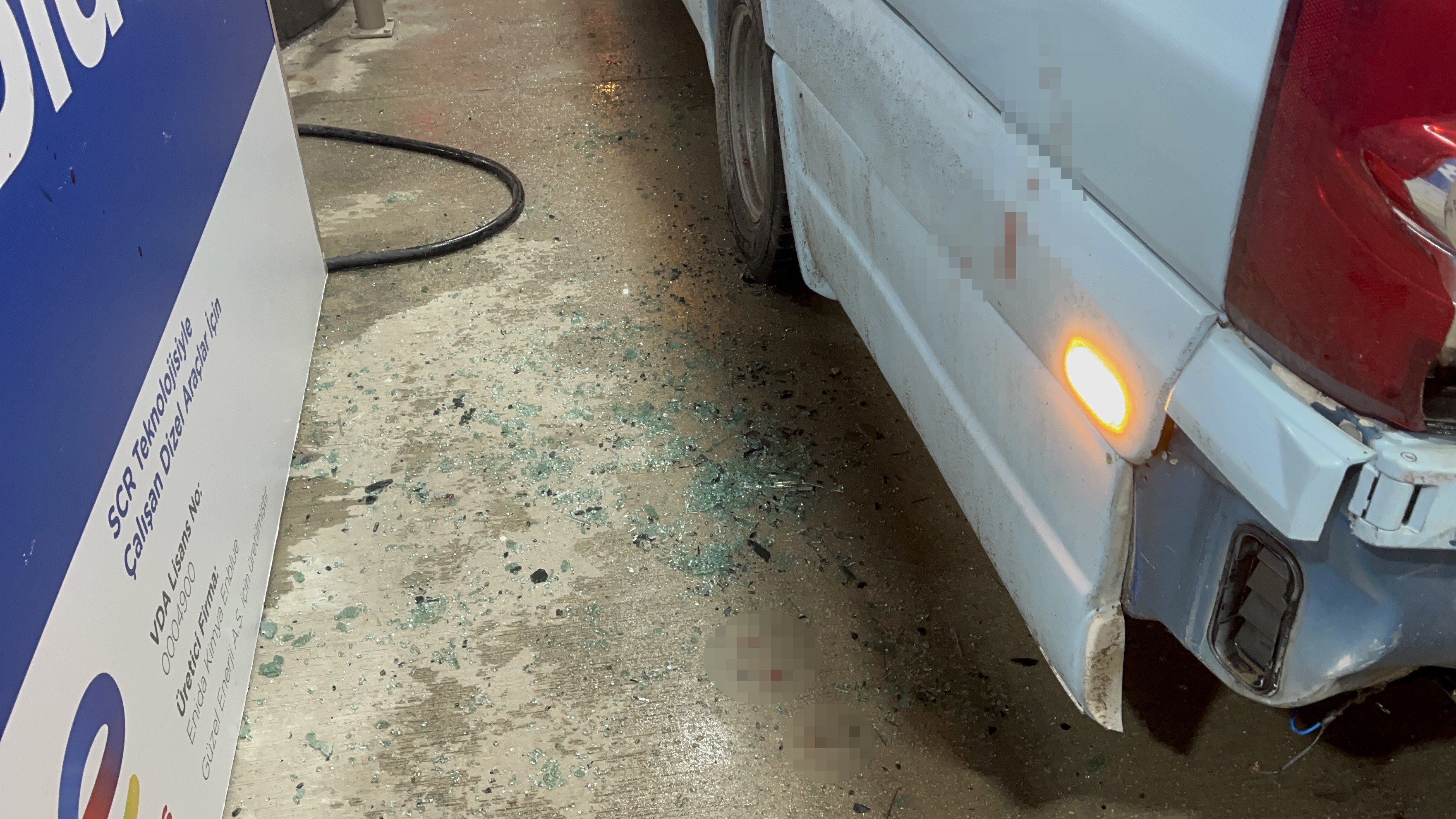 Akaryakıt Istasyonunda Dehşet! Bir Anda Öfkelendi, Camı Kafasıyla Parçaladı (4)