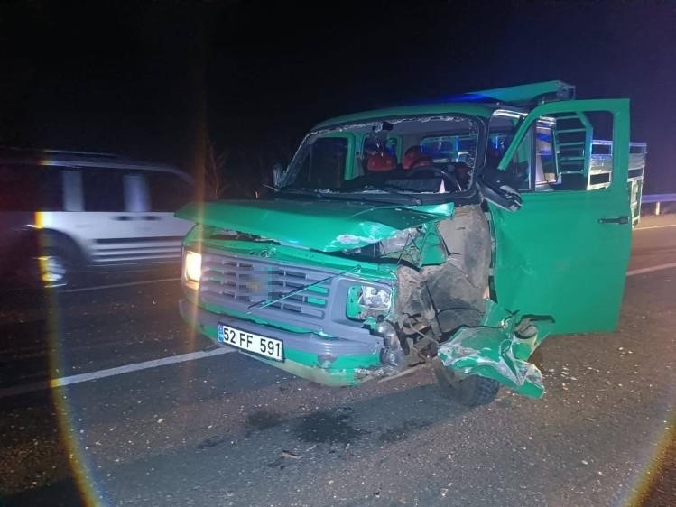 Akşam Saatlerinde Ölüm Yolu Motosikletteki 2 Kişi Hayatını Kaybetti (4)