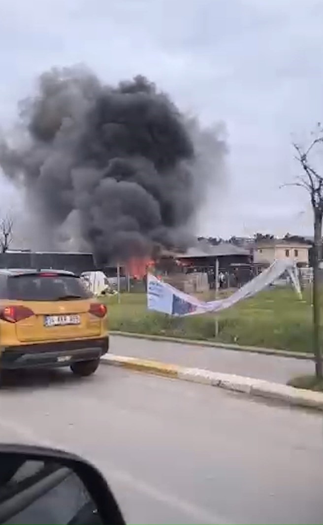 Alevlerin Sardigi Konteynerde Can Pazari Yasli Adam Yanarak Hayatini Kaybetti (2)