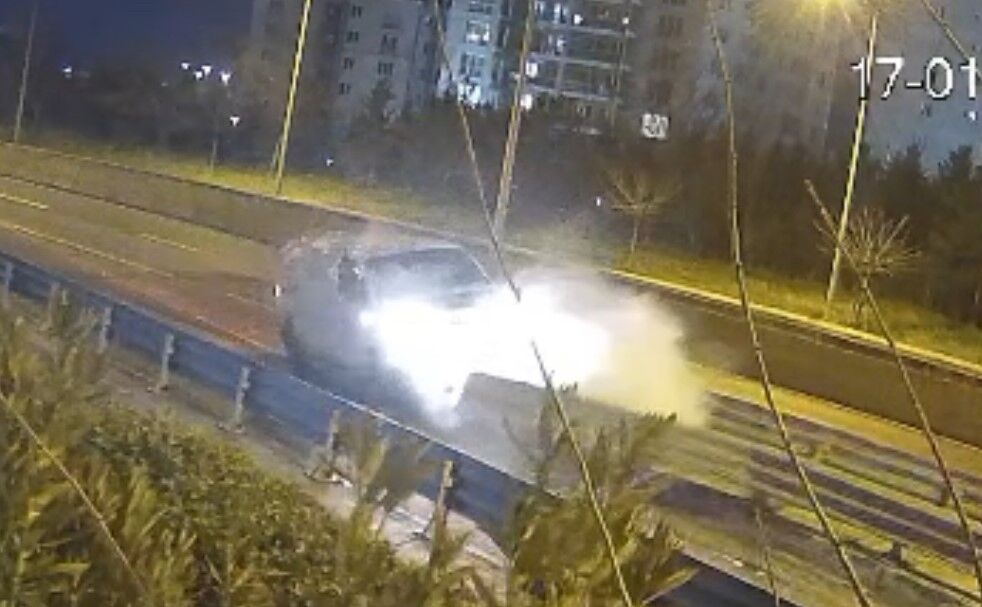 Alkollu Surucu Dehseti Kamerada Kamyonet Bariyerlere Ok Gibi Saplandi (2)