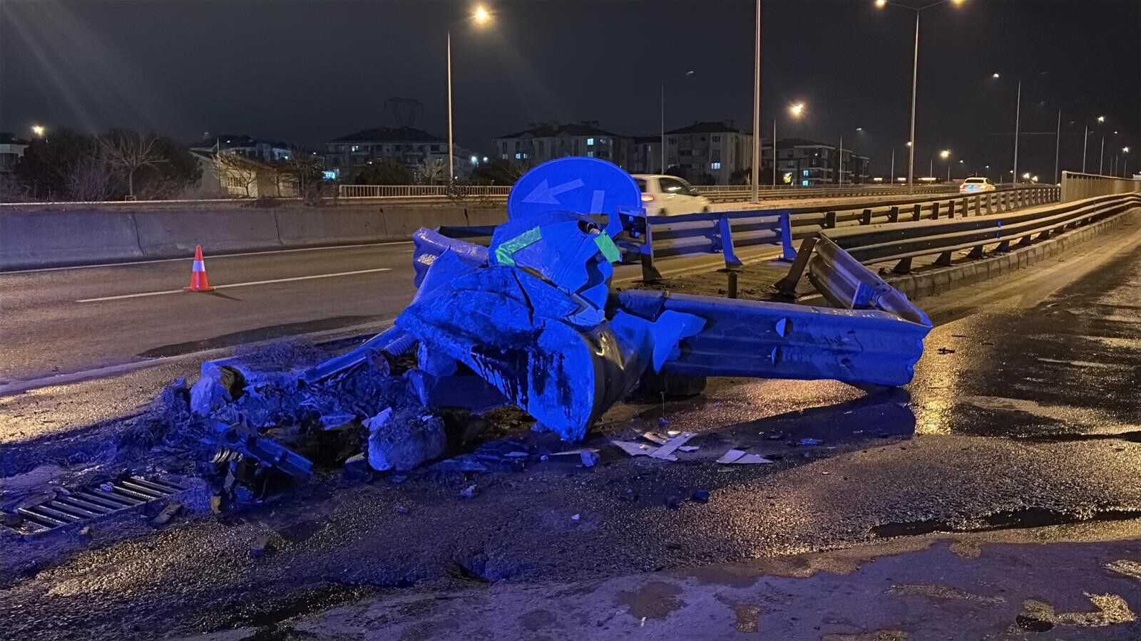 Alkollu Surucu Dehseti Kamerada Kamyonet Bariyerlere Ok Gibi Saplandi (3)