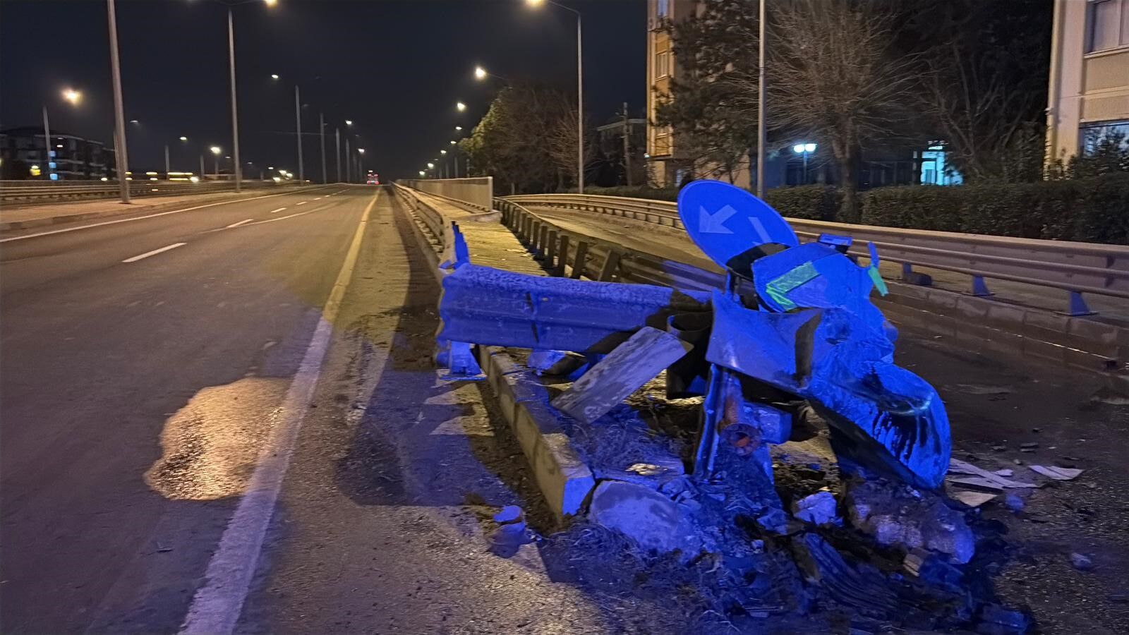 Alkollu Surucu Dehseti Kamerada Kamyonet Bariyerlere Ok Gibi Saplandi (4)