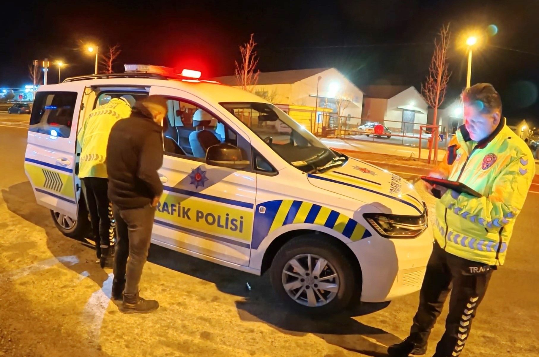 Alkollü Yakalandı, “Vallahi 10 Numara Içtim” Diyerek Içmeye Devam Etti (6)