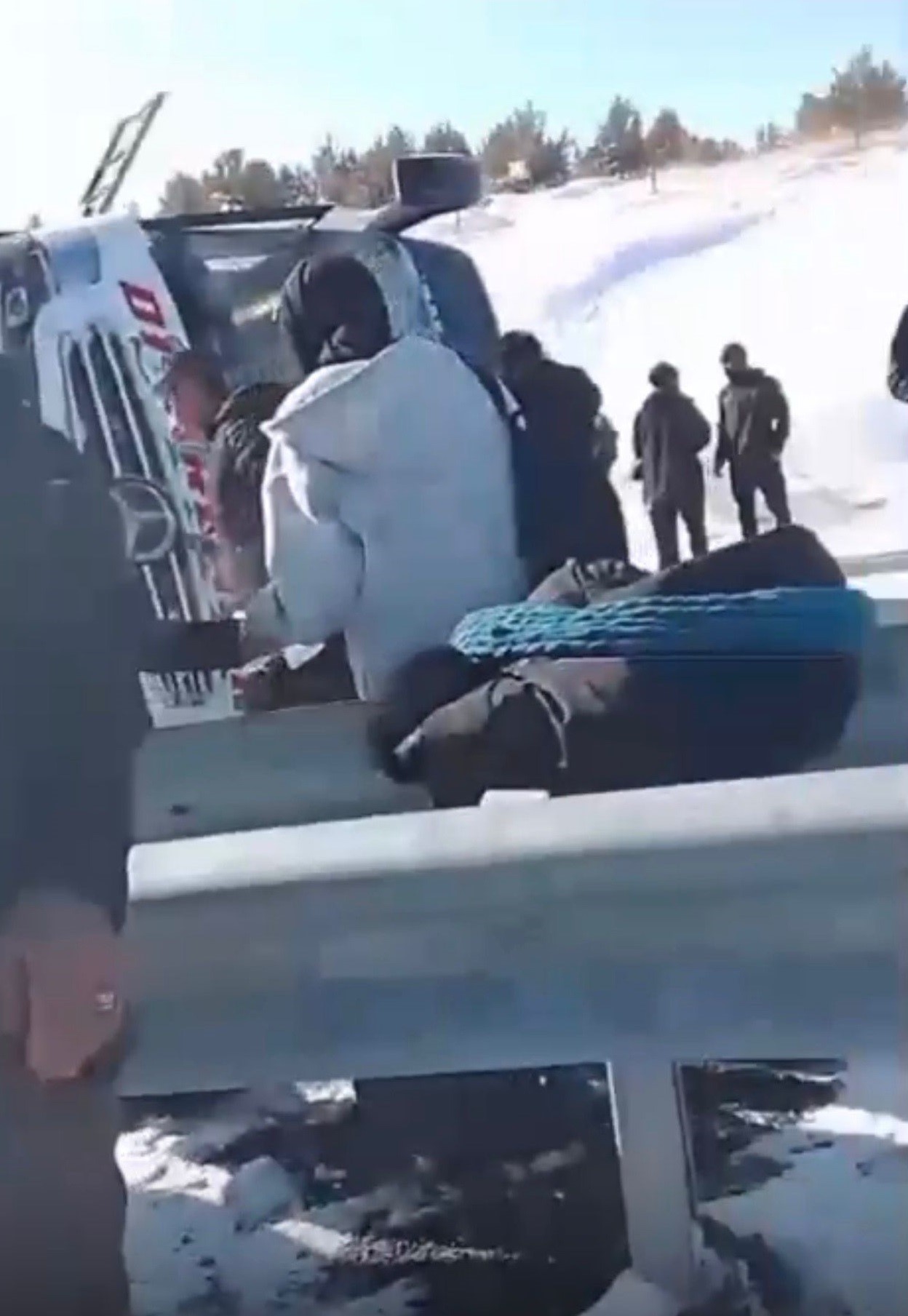 Anma Yolunda Korkutan Kaza! Yolcu Otobüsü Devrildi, 17 Yaralı (2)