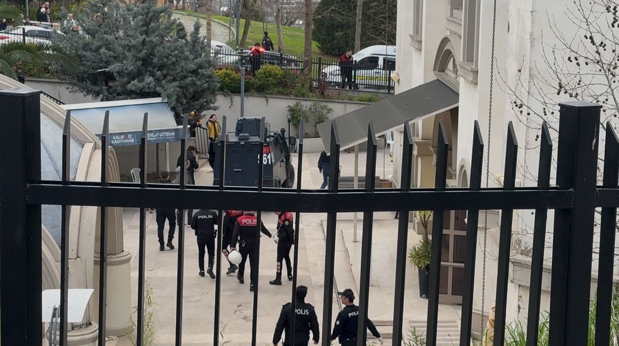 Anne Cenazesi Kana Bulandı Kardeş Kardeşi Cami Avlusunda Öldürdü (2)