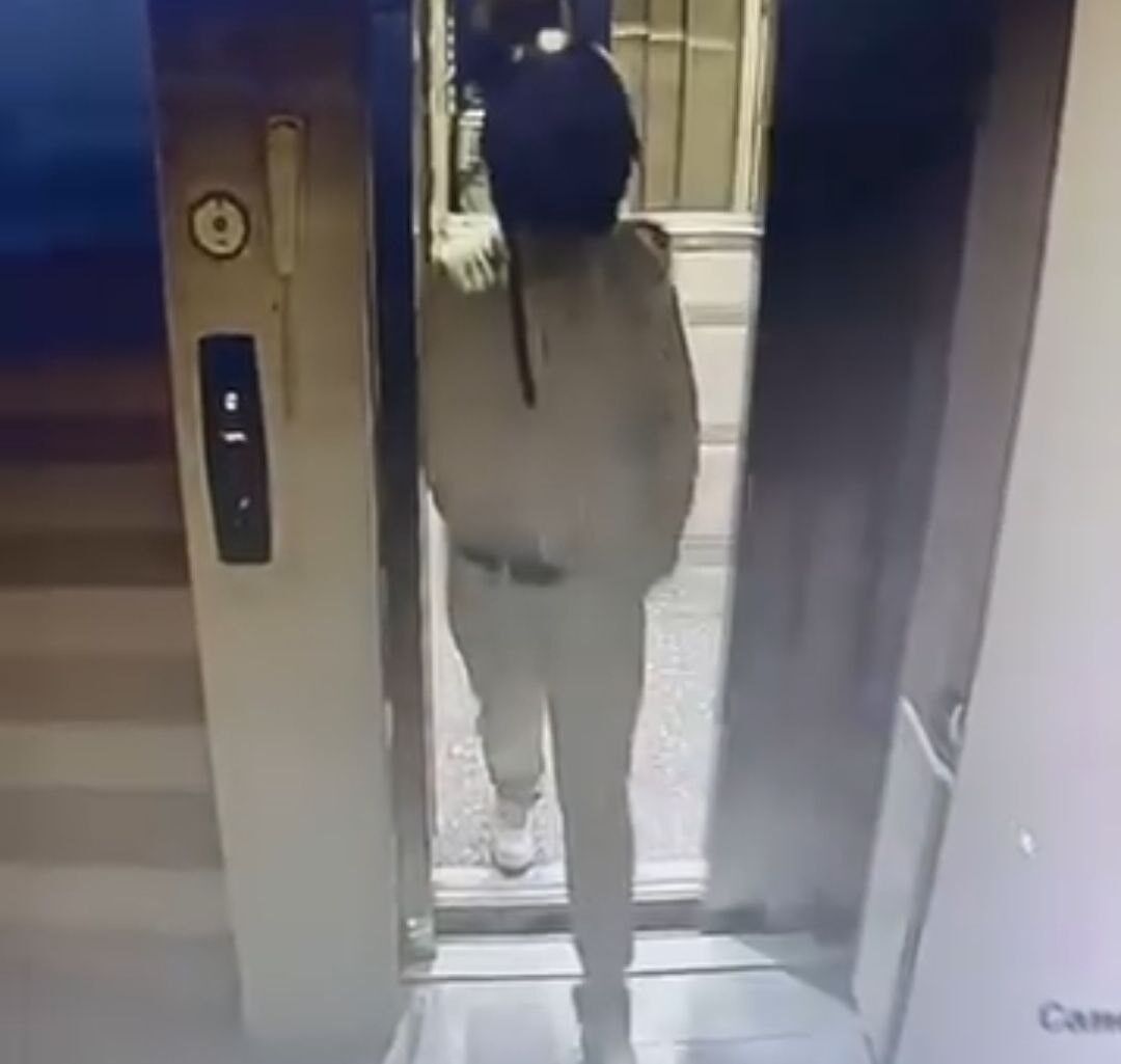 Apartman Sakinlerini Isyan Ettiren Görüntüler! Asansöre Idrarını Yaptı, Damdan Güvercinleri Çaldı (3)