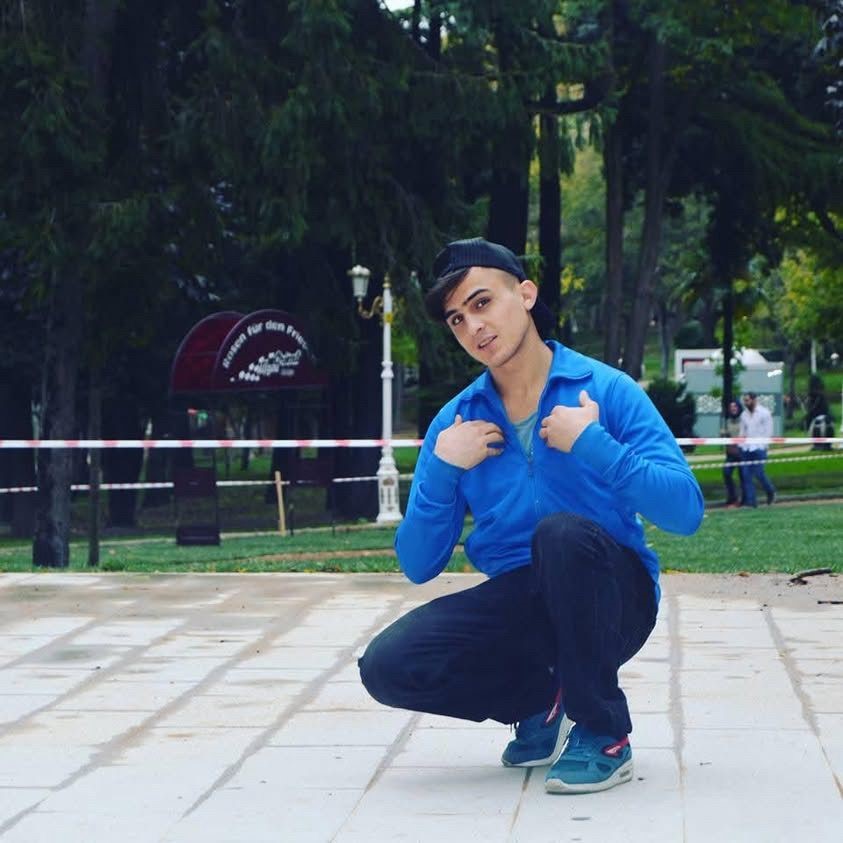 Arkadaşını Beklerken Kurşunların Hedefi Oldu! 2 Kişinin Öldüğü Olayda Silah Sesleri Kameraya Yansıdı (3)