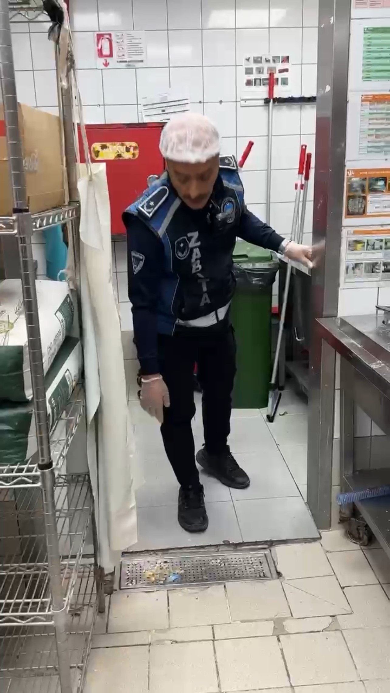 Avm Restoranlarında Mide Bulandıran Manzara Böcek Yuvaları Kamerada (2)