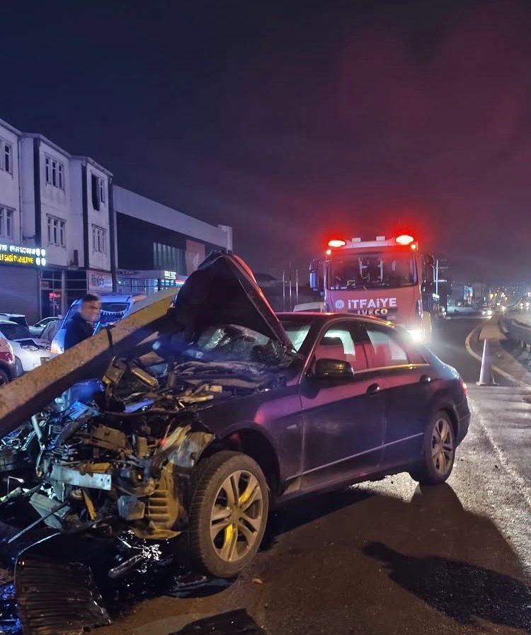 Bariyere Saplanan Otomobil Hurdaya Döndü, Sürücü Mucizevi Şekilde Kurtuldu (3)