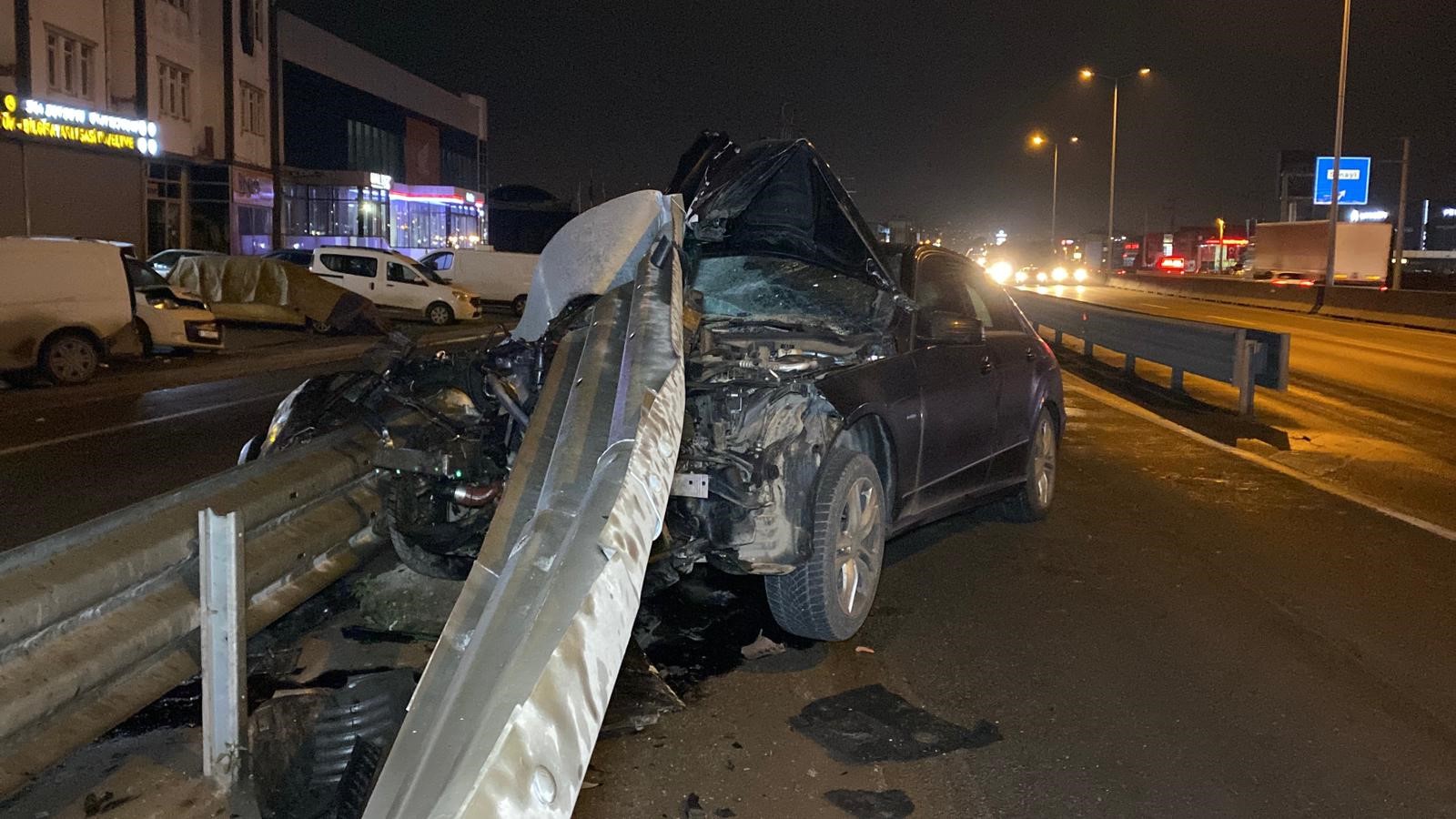 Bariyere Saplanan Otomobil Hurdaya Döndü, Sürücü Mucizevi Şekilde Kurtuldu (6)