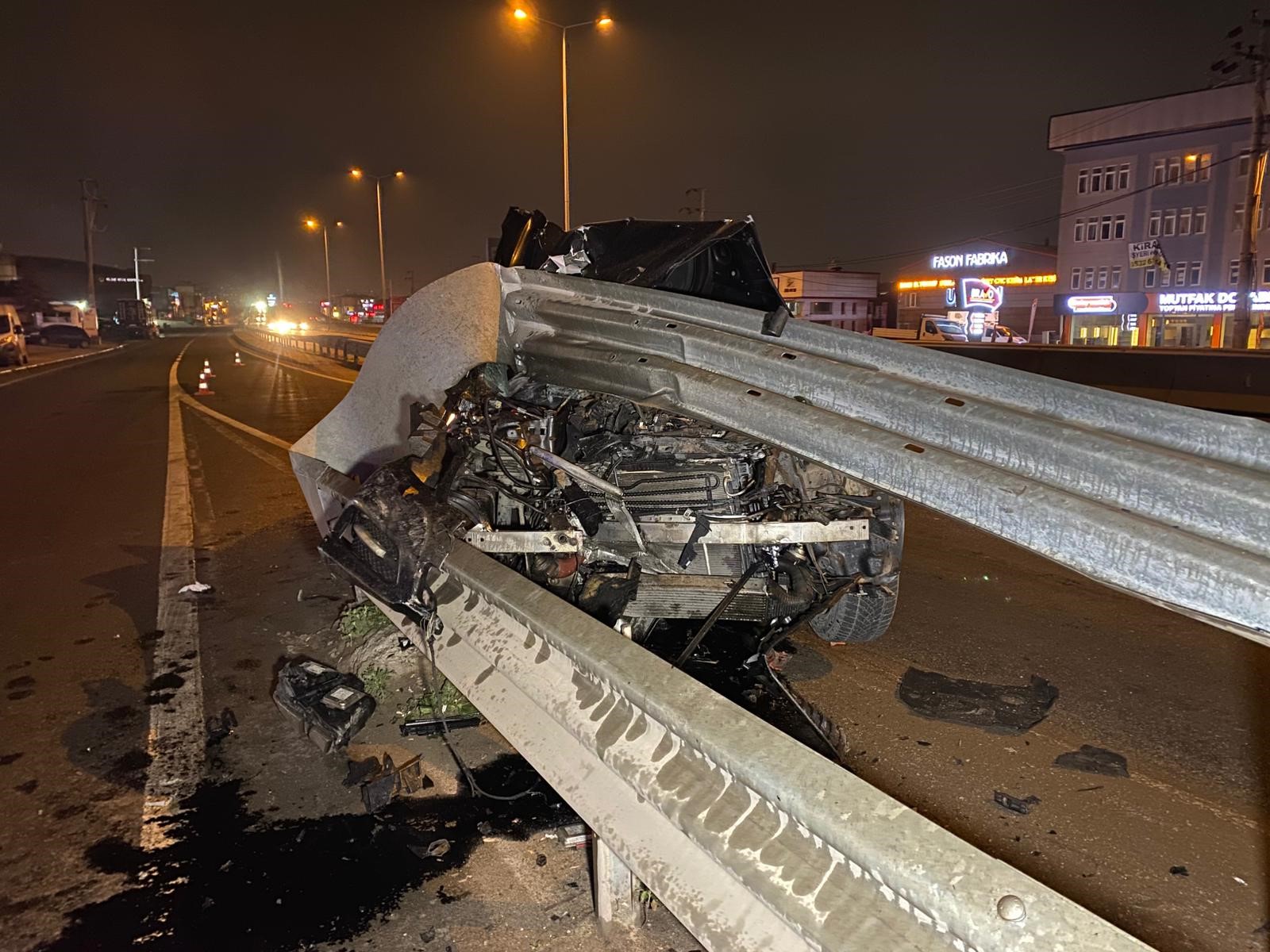 Bariyere Saplanan Otomobil Hurdaya Döndü, Sürücü Mucizevi Şekilde Kurtuldu (7)