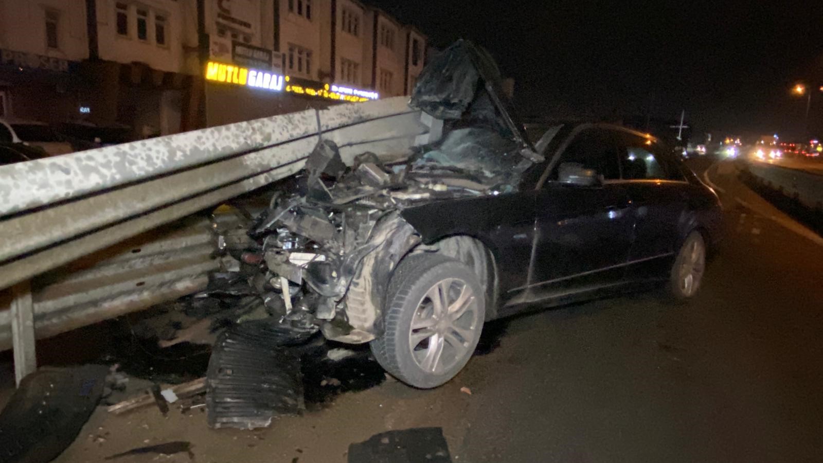 Bariyere Saplanan Otomobil Hurdaya Döndü, Sürücü Mucizevi Şekilde Kurtuldu (8)