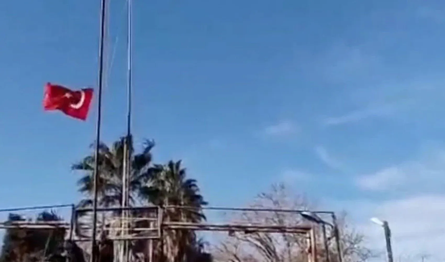 Bayraga Uzanan Ele Sert Tepki Ay Yildiz Sonsuza Kadar Dalgalanacak (1)