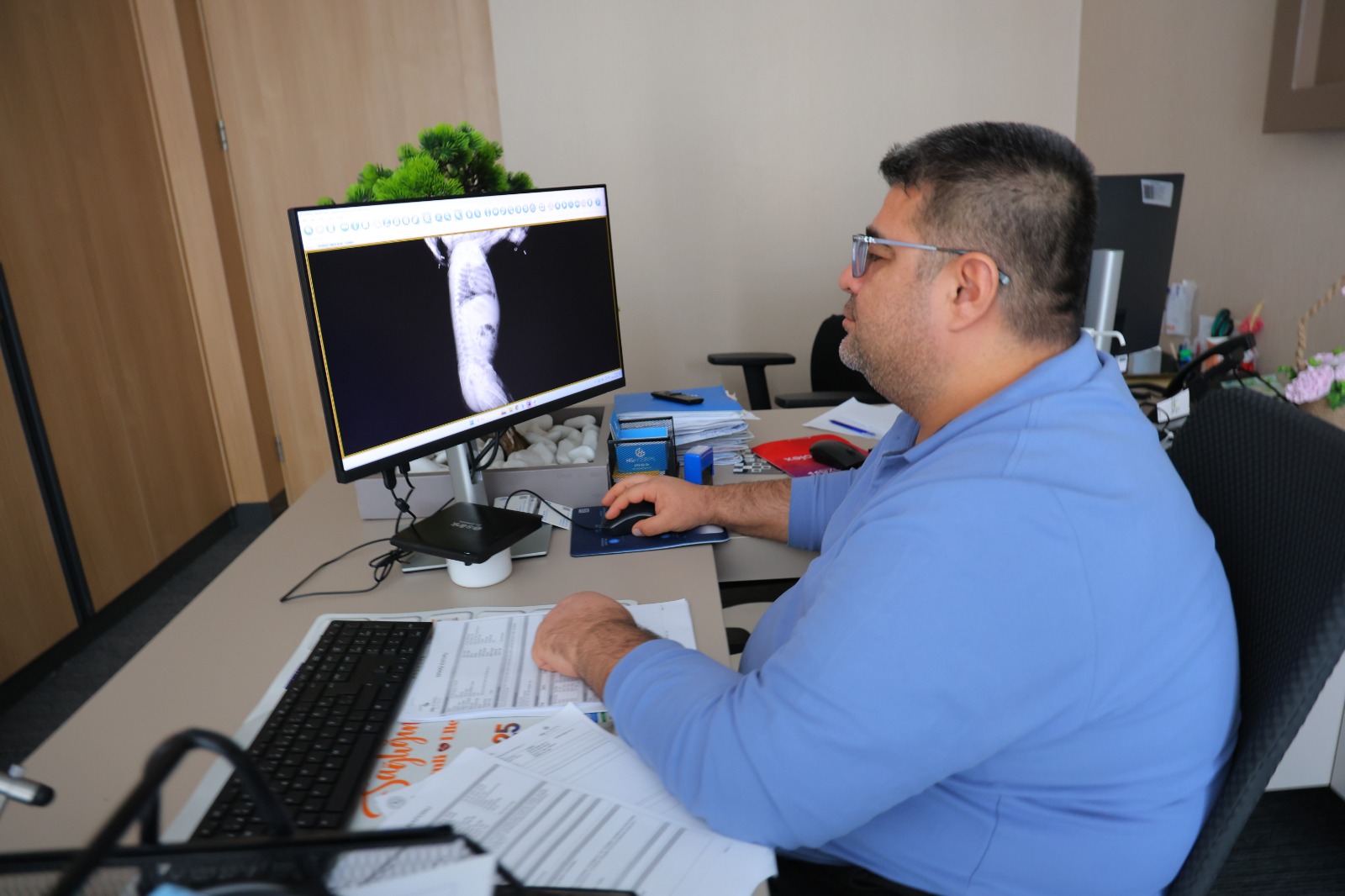 Bebeğin Huzursuzluğunun Nedeni Şoke Etti Akciğere Ilerleyen Zımba Teli (2)-1