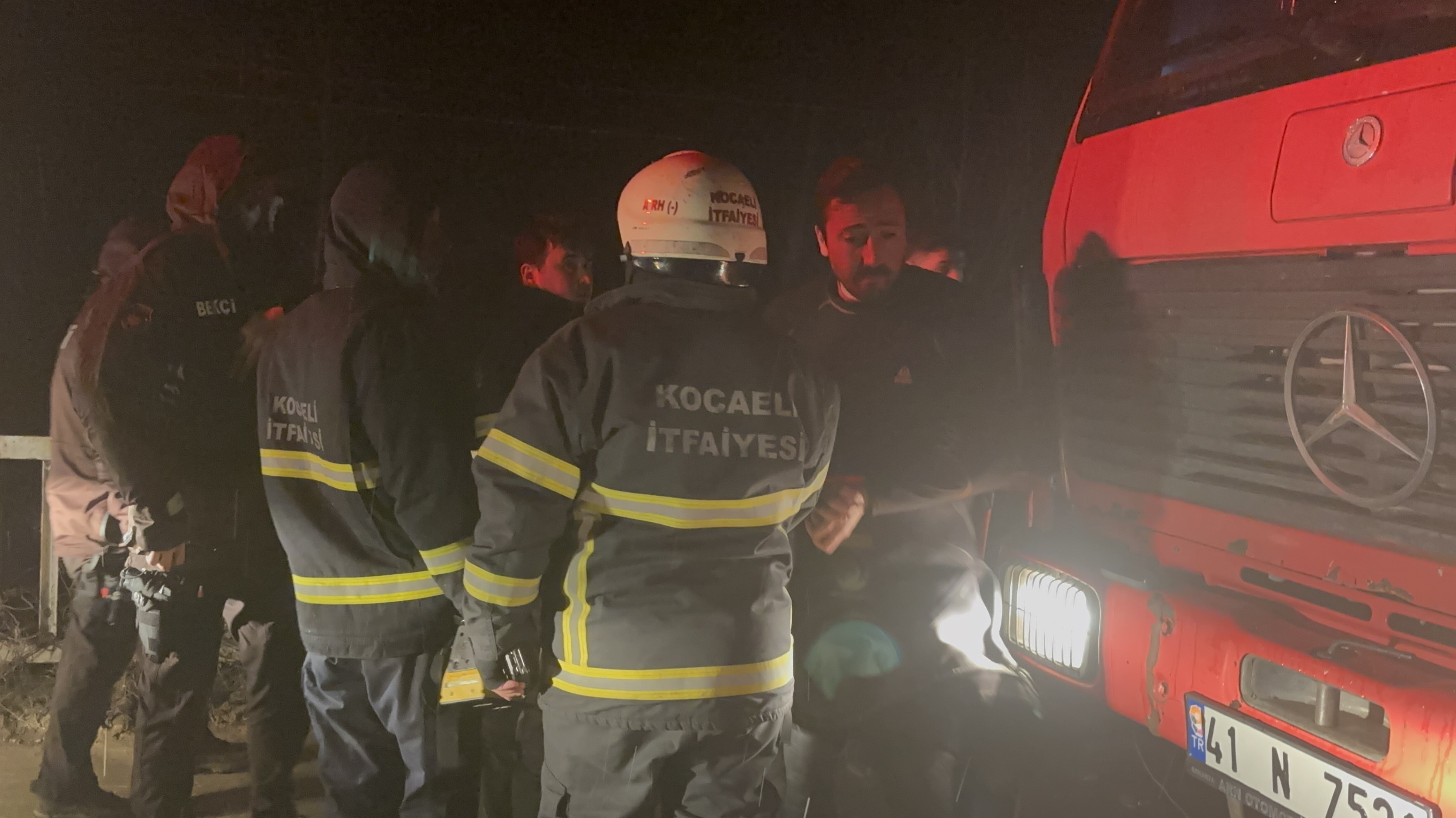 Bir Aileye Gece Yarısı Acı Haber! Otomobille Çaya Düşen Baba Oğul Kurtarılamadı (2)