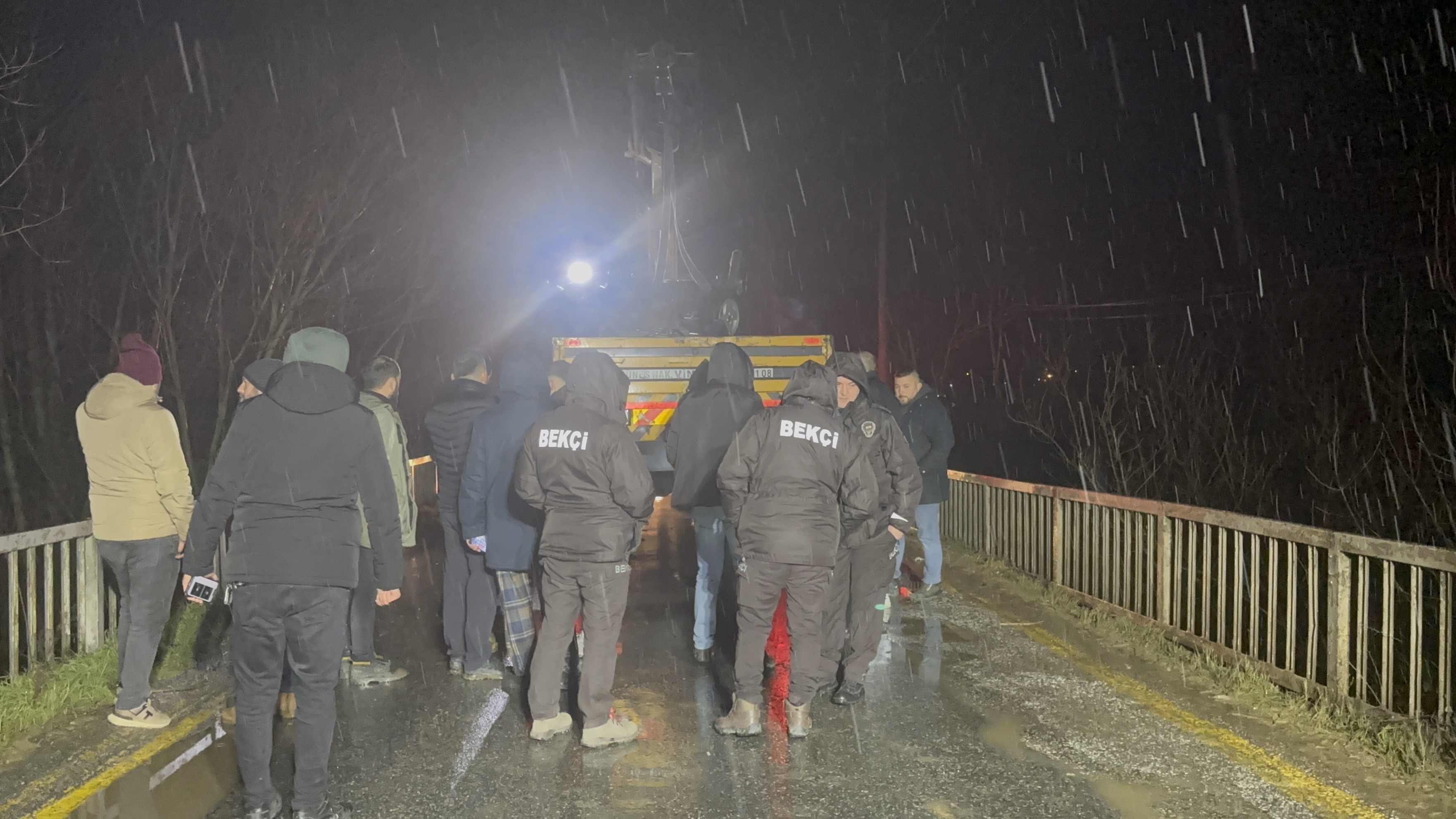 Bir Aileye Gece Yarısı Acı Haber! Otomobille Çaya Düşen Baba Oğul Kurtarılamadı (3)