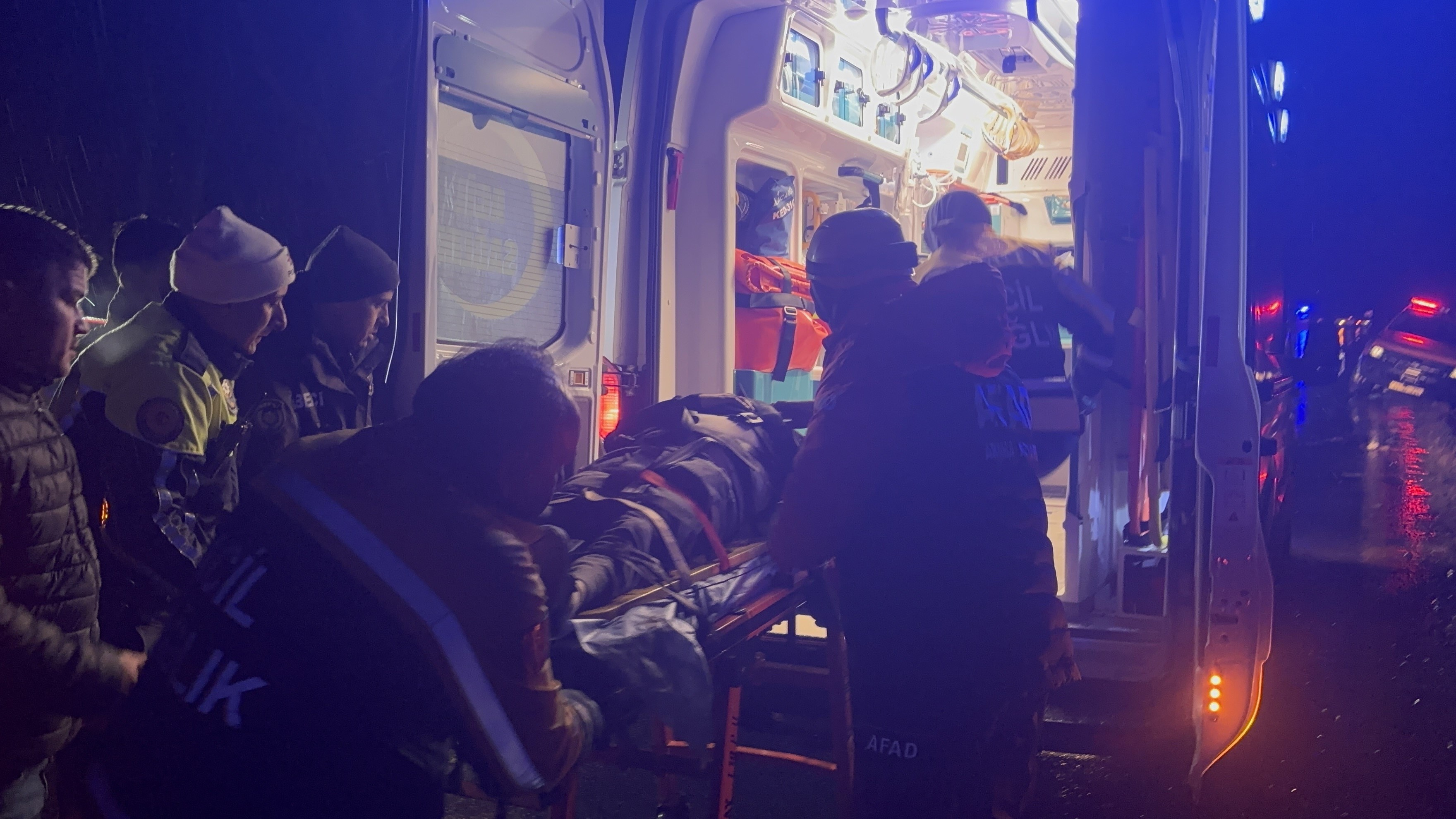 Bir Aileye Gece Yarısı Acı Haber! Otomobille Çaya Düşen Baba Oğul Kurtarılamadı (7)