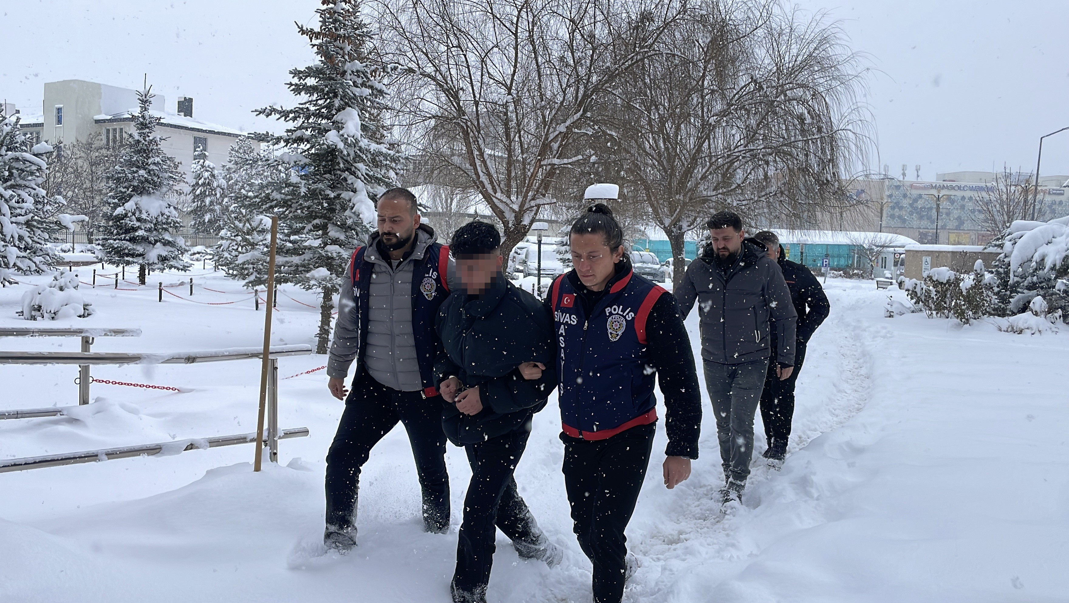 Bir Anda Cikti Bicaklandi Gencecik Yasinda Hayata Veda Etti (4)