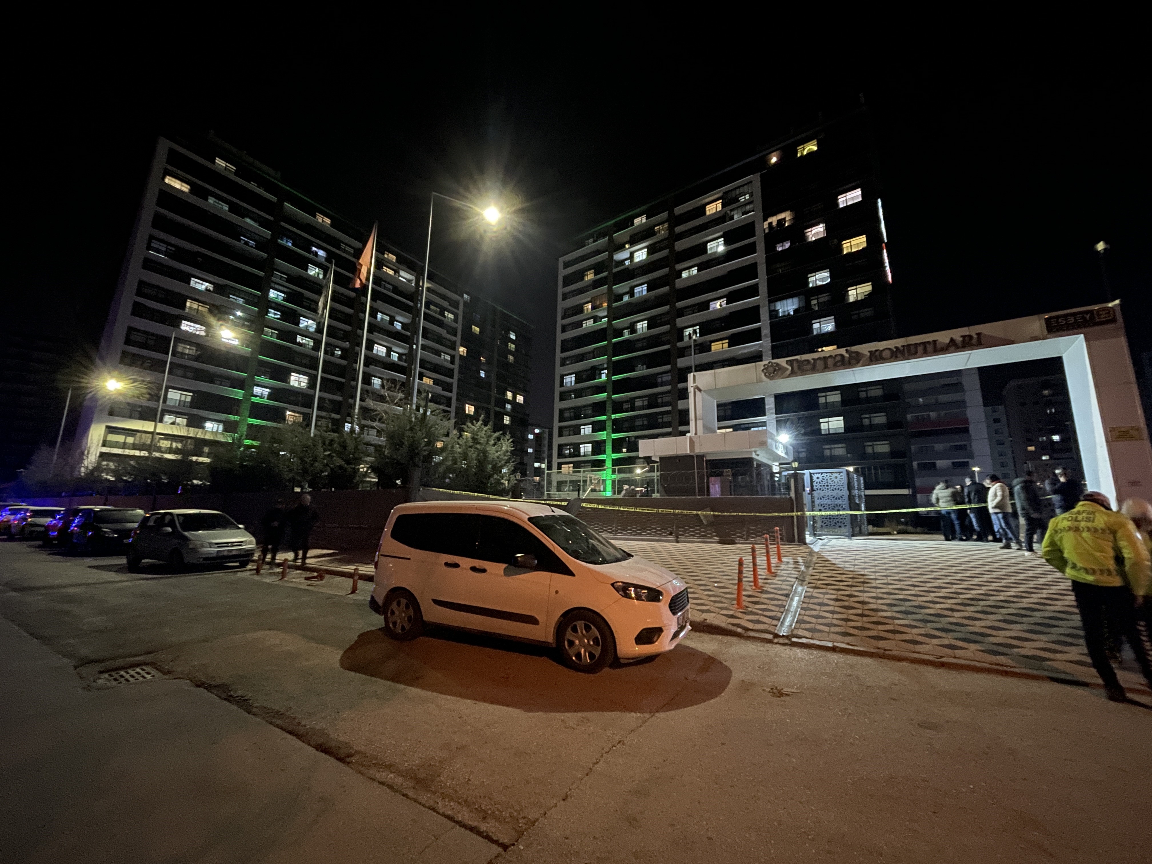 Bir Ev, Üç Silah Sesi Kardeş Tartışması Katliamla Bitti (2)