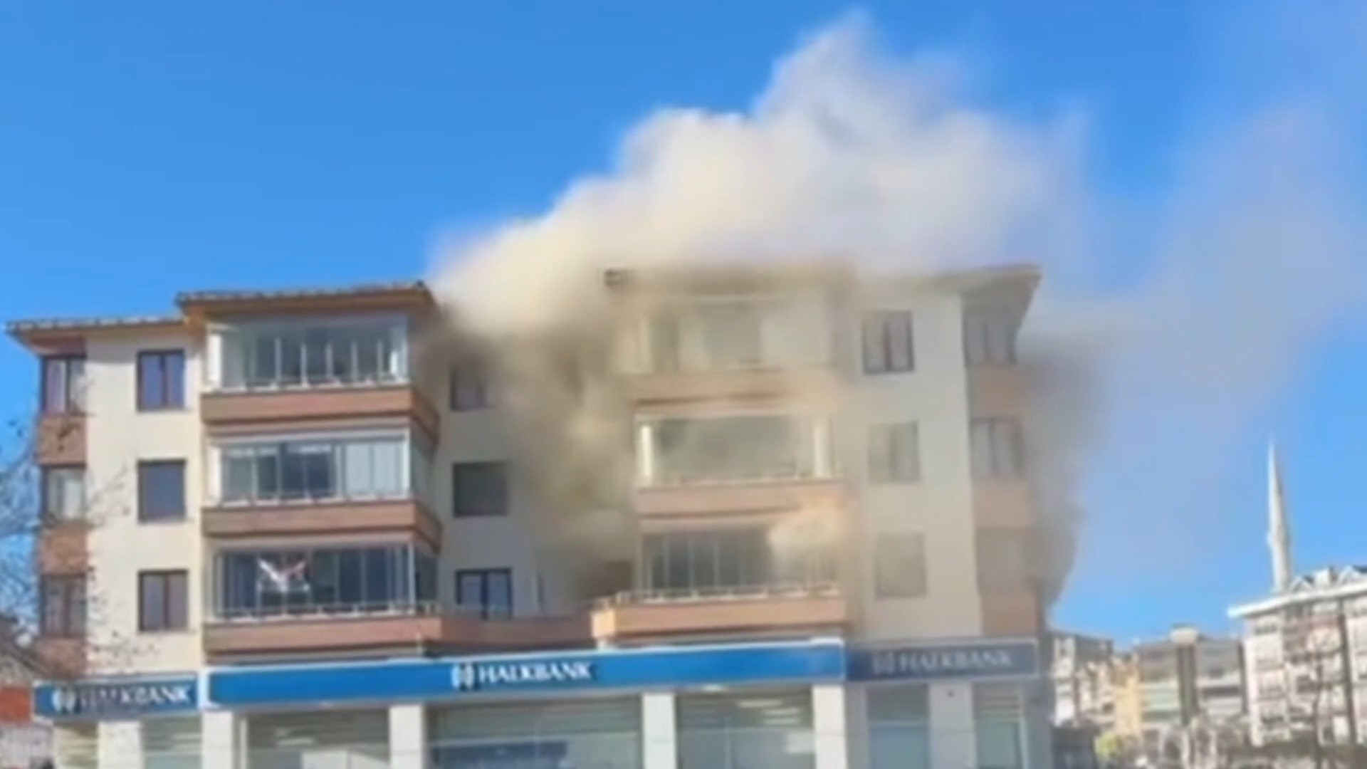 Bogazini Kesip Evi Atese Vermisti Katili Yegeni Cikti (3)