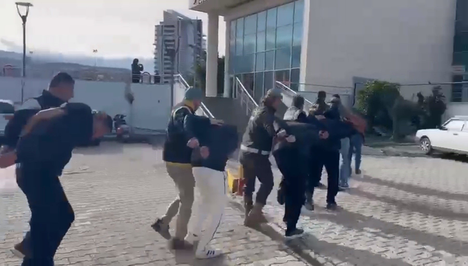 Boş Arazide Dehşet 6 Kişi Darp Etti, Hesaptaki Parayı Boşalttı (3)