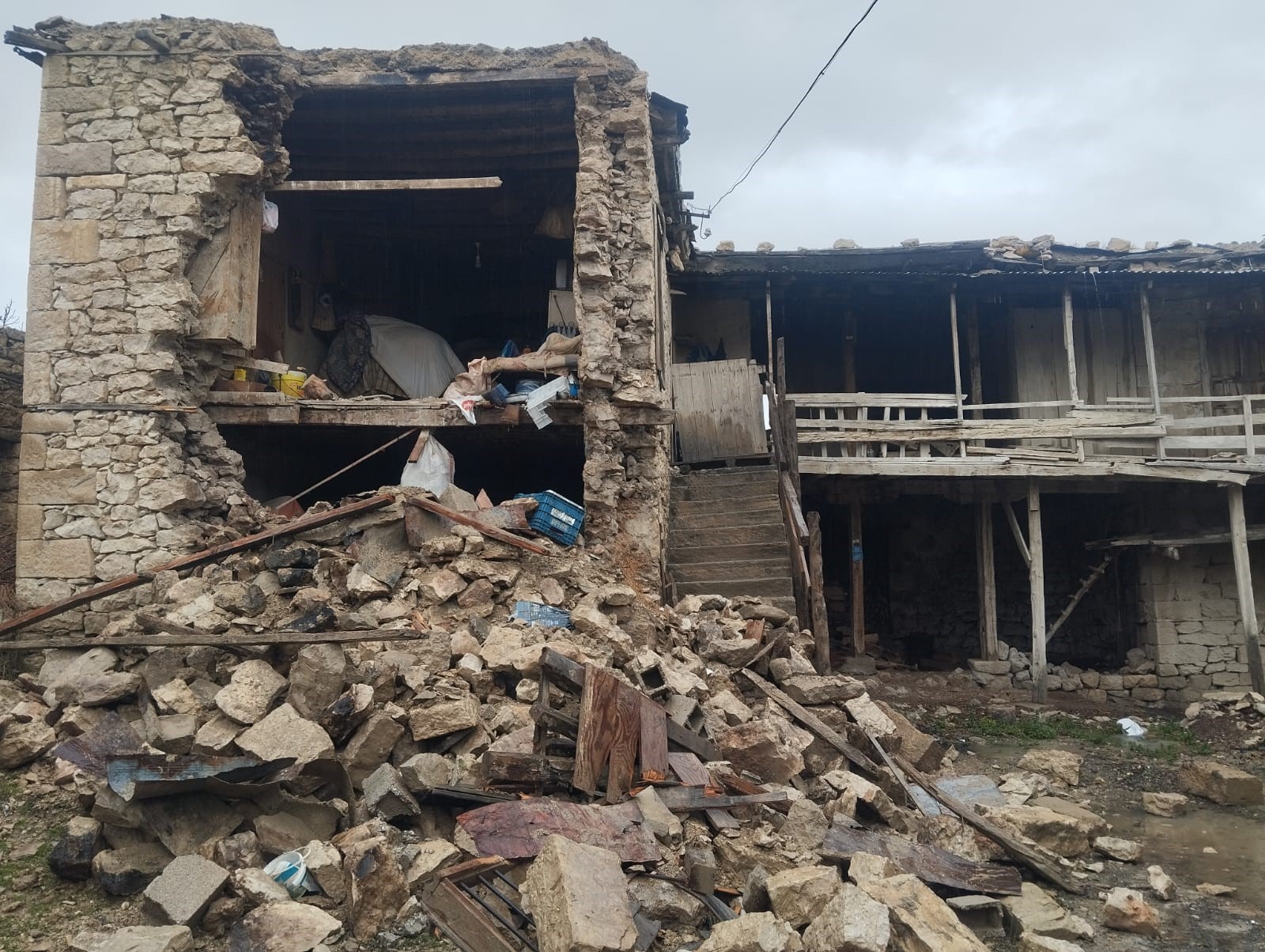 Canlı Yayında Ürküten Anlar Vefat Eden Komşunun Evi, Canlı Yayında Çöktü (3)