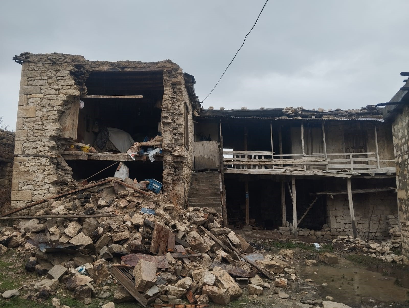 Canlı Yayında Ürküten Anlar Vefat Eden Komşunun Evi, Canlı Yayında Çöktü (4)