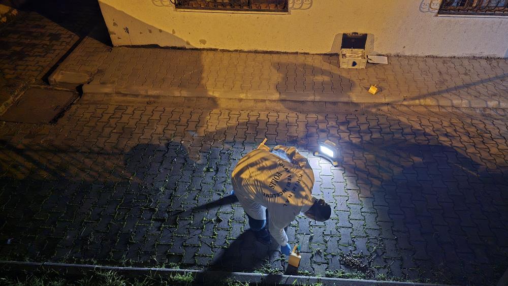 Dehset Sacan Baba Kizinin Erkek Arkadasini Vurdu Mahalleye Ates Acti (2)