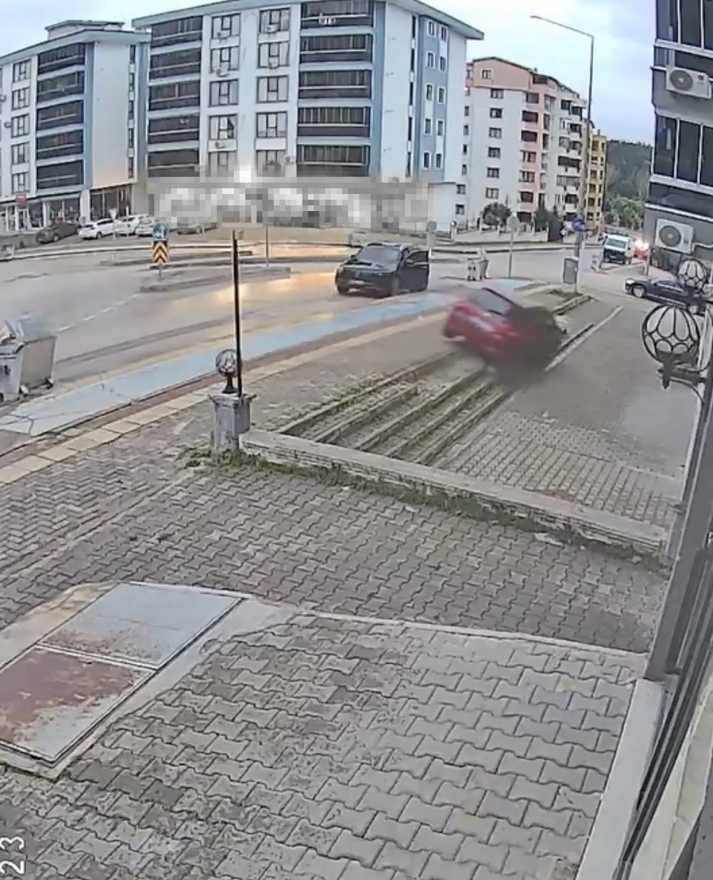 Direksiyon Dersinde Otomobil Kaldırımdan Düştü, O Anlar Saniye Saniye Kaydedildi (3)