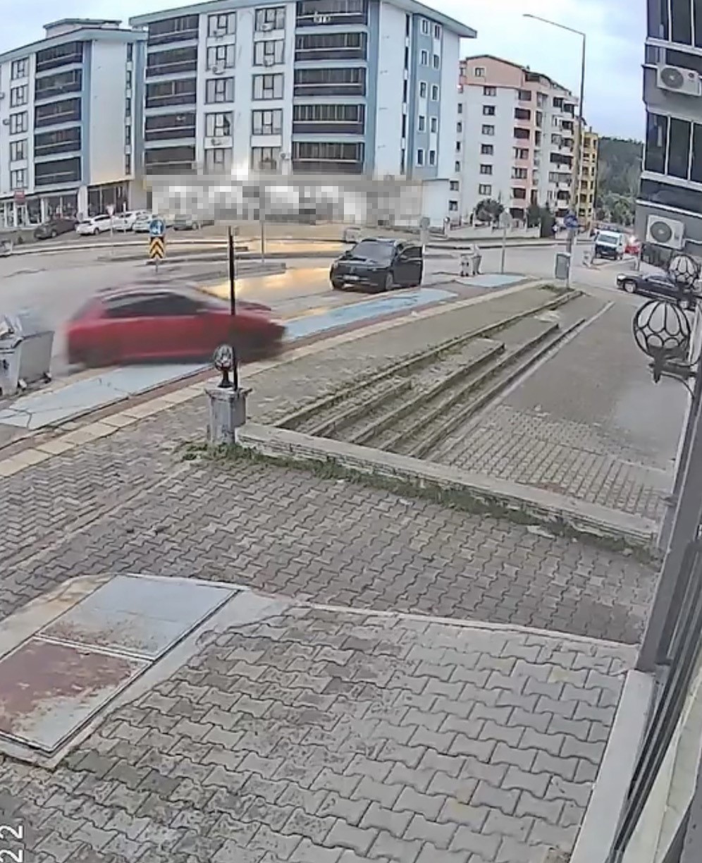 Direksiyon Dersinde Otomobil Kaldırımdan Düştü, O Anlar Saniye Saniye Kaydedildi (4)
