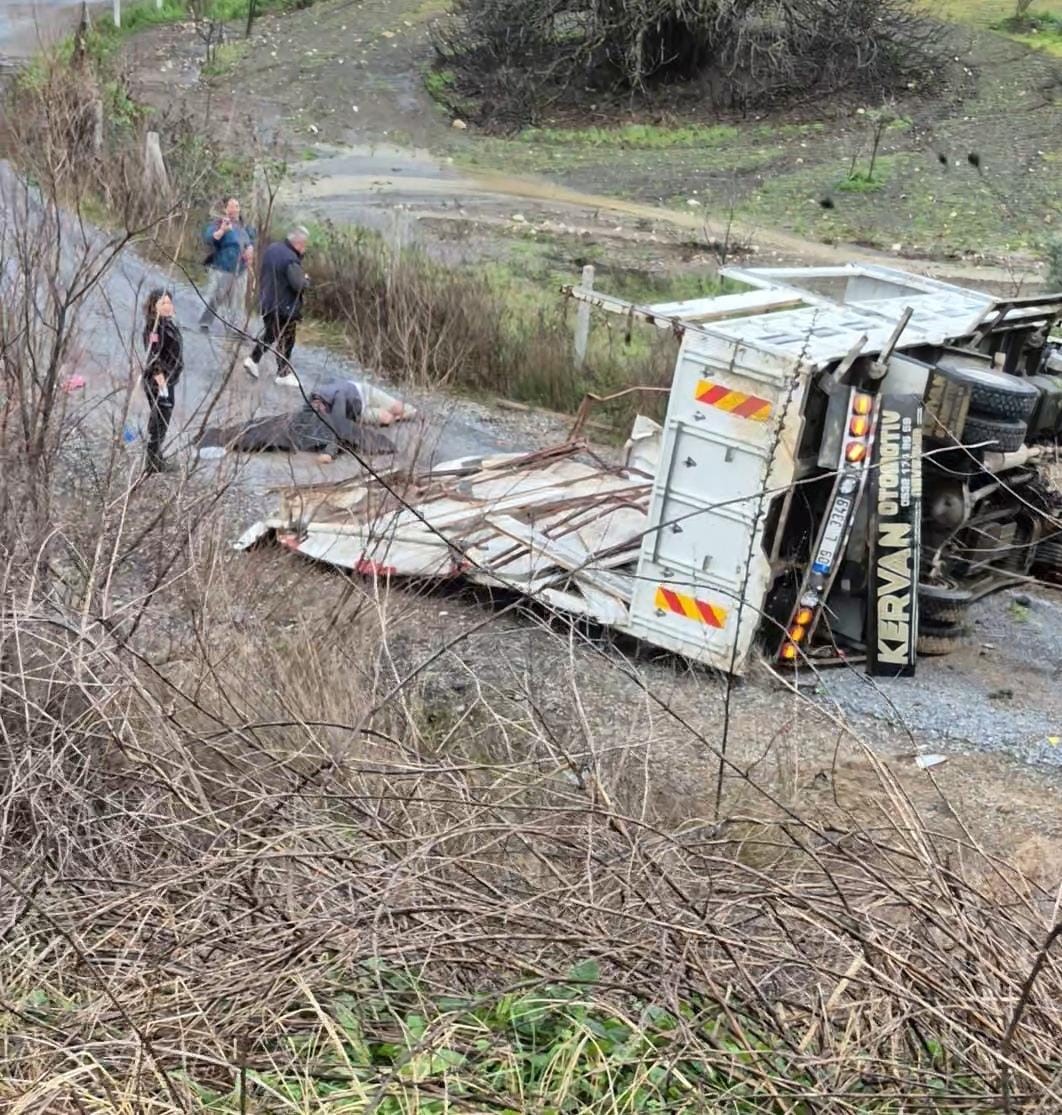 Direksiyon Hakimiyetini Kaybetti, Kamyon Uçtu Yolcu Hayatını Kaybetti (4)