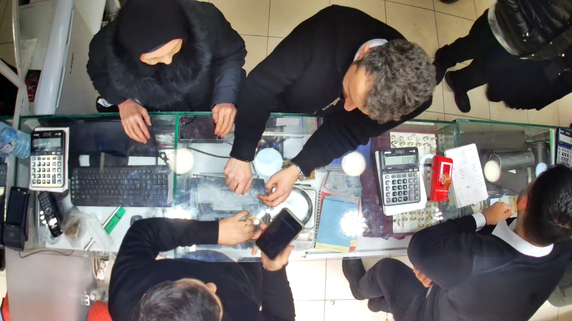 Dolandiricilik Son Anda Ortaya Cikti Sahte Polislerin Oyunu Kamerada (3)