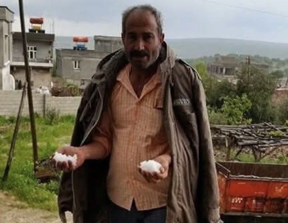 Ekipler Makineden Guclukle Cikardi Hayvanlarini Beslemek Isterken Kendi Canindan Oldu (2)