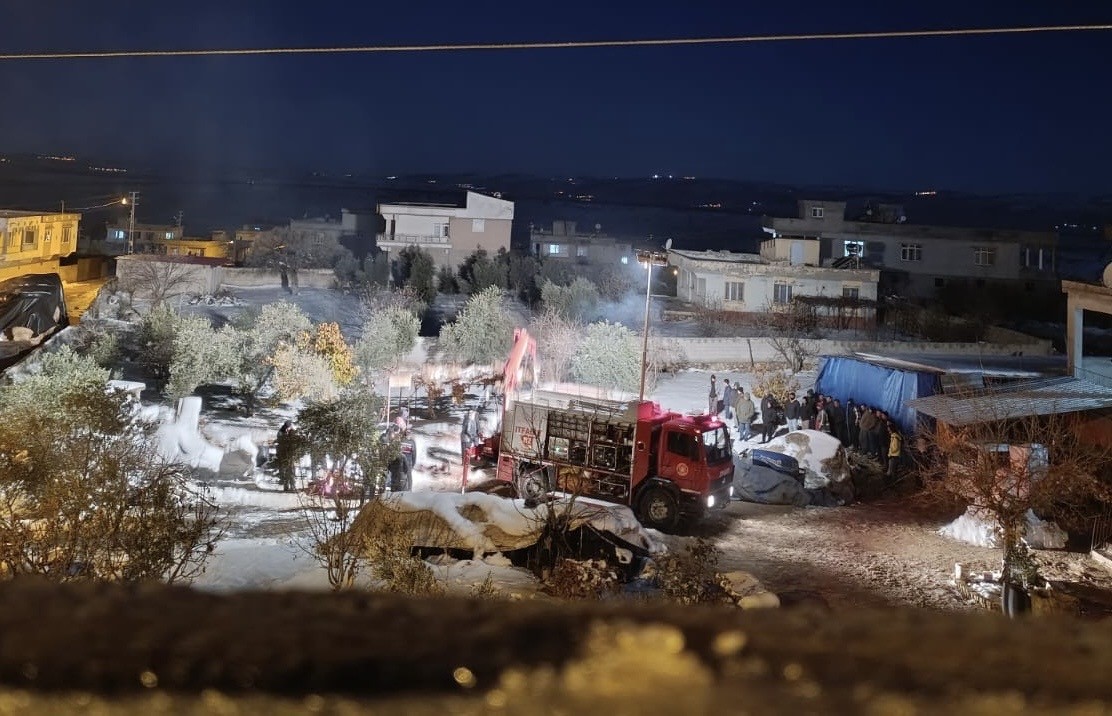Ekipler Makineden Guclukle Cikardi Hayvanlarini Beslemek Isterken Kendi Canindan Oldu (3)