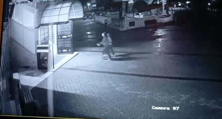 Esinden Dayak Yedi Cocuguyla Camiye Kacti Dehset Anlari Guvenlik Kamerasina Boyle Yans (2)