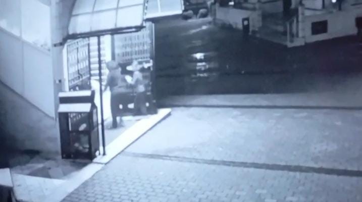 Esinden Dayak Yedi Cocuguyla Camiye Kacti Dehset Anlari Guvenlik Kamerasina Boyle Yans (3)