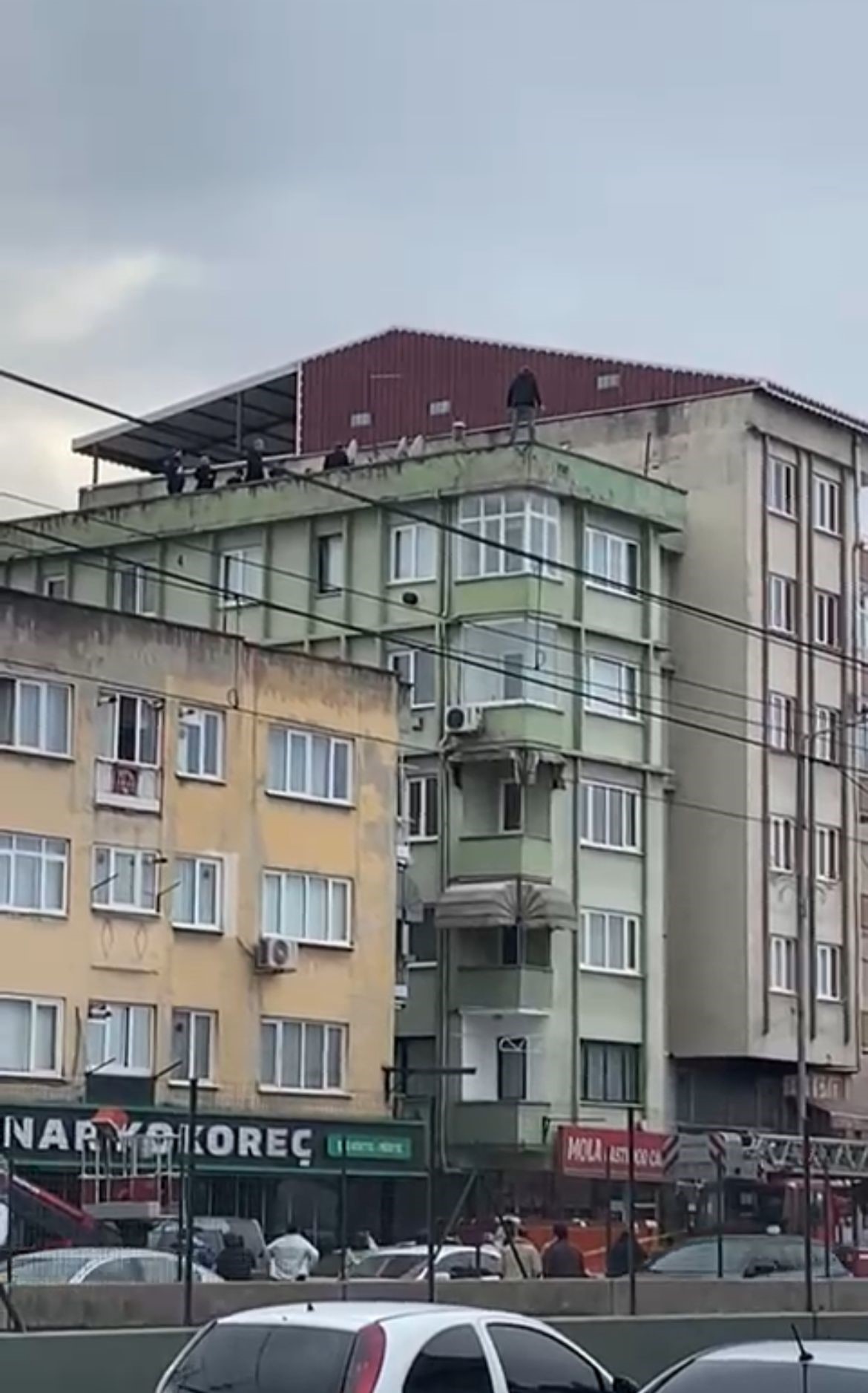 Eşiyle Tartıştı, Çatıya Çıktı! Polis Saatlerce Ikna Etmeye Çalıştı (2)