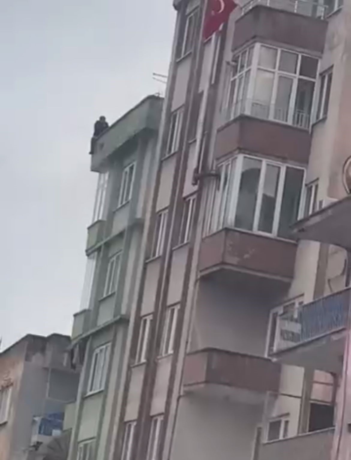 Eşiyle Tartıştı, Çatıya Çıktı! Polis Saatlerce Ikna Etmeye Çalıştı (3)