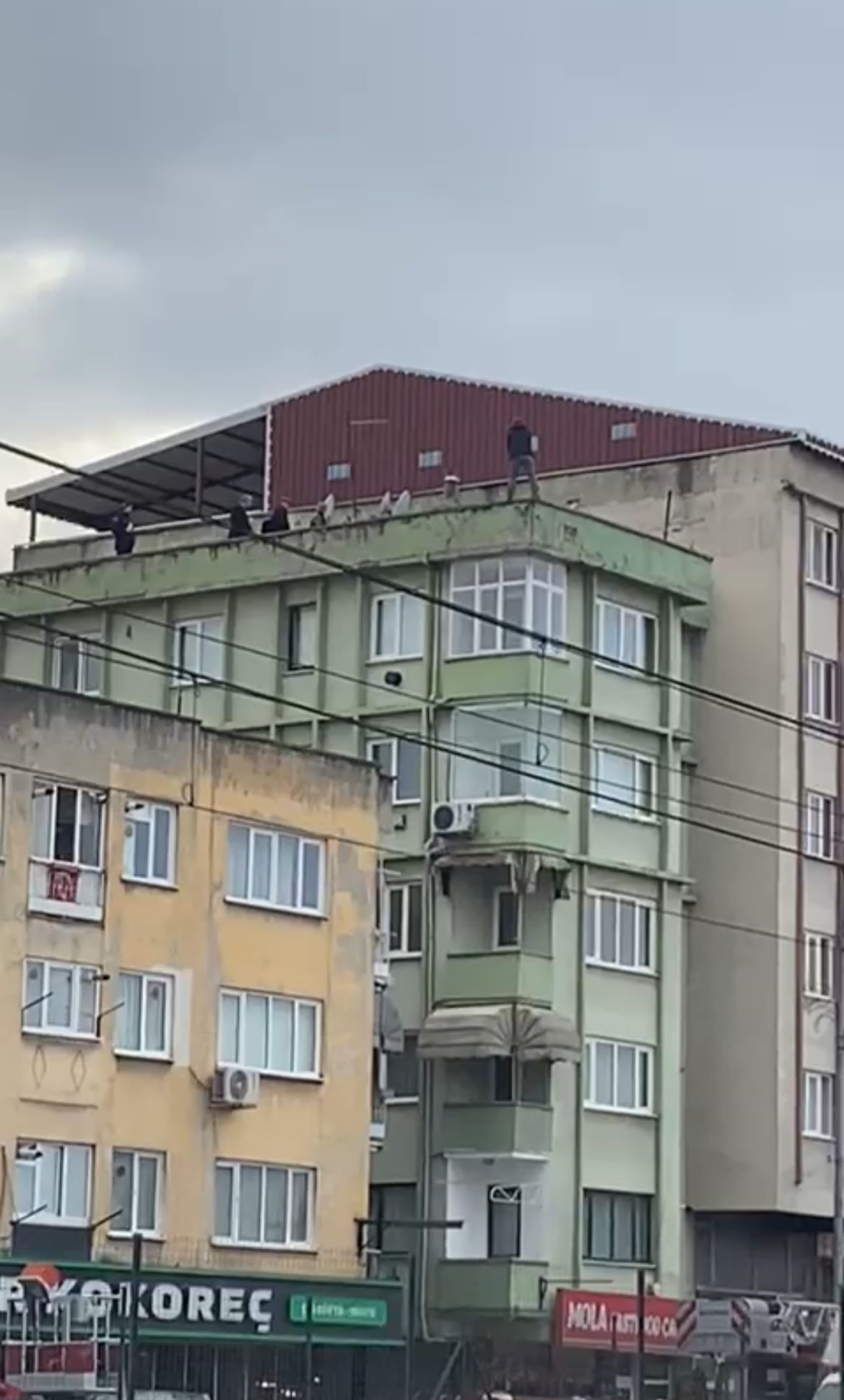 Eşiyle Tartıştı, Çatıya Çıktı! Polis Saatlerce Ikna Etmeye Çalıştı (4)