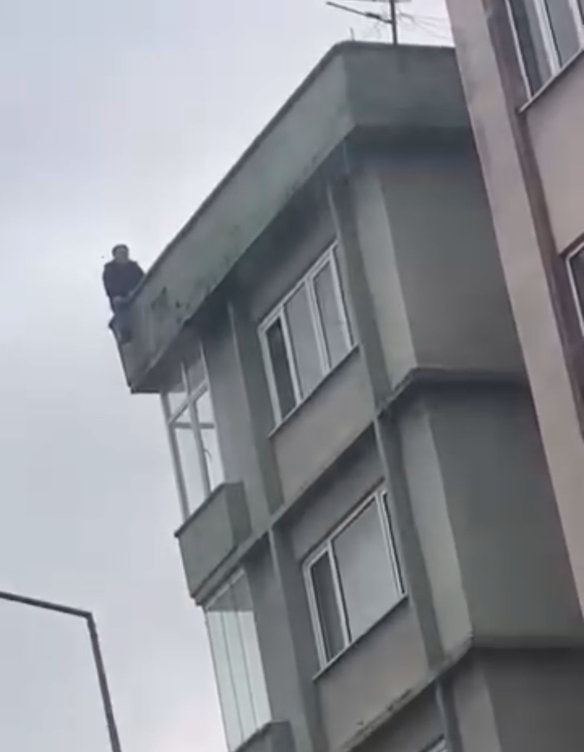 Eşiyle Tartıştı, Çatıya Çıktı! Polis Saatlerce Ikna Etmeye Çalıştı (5)