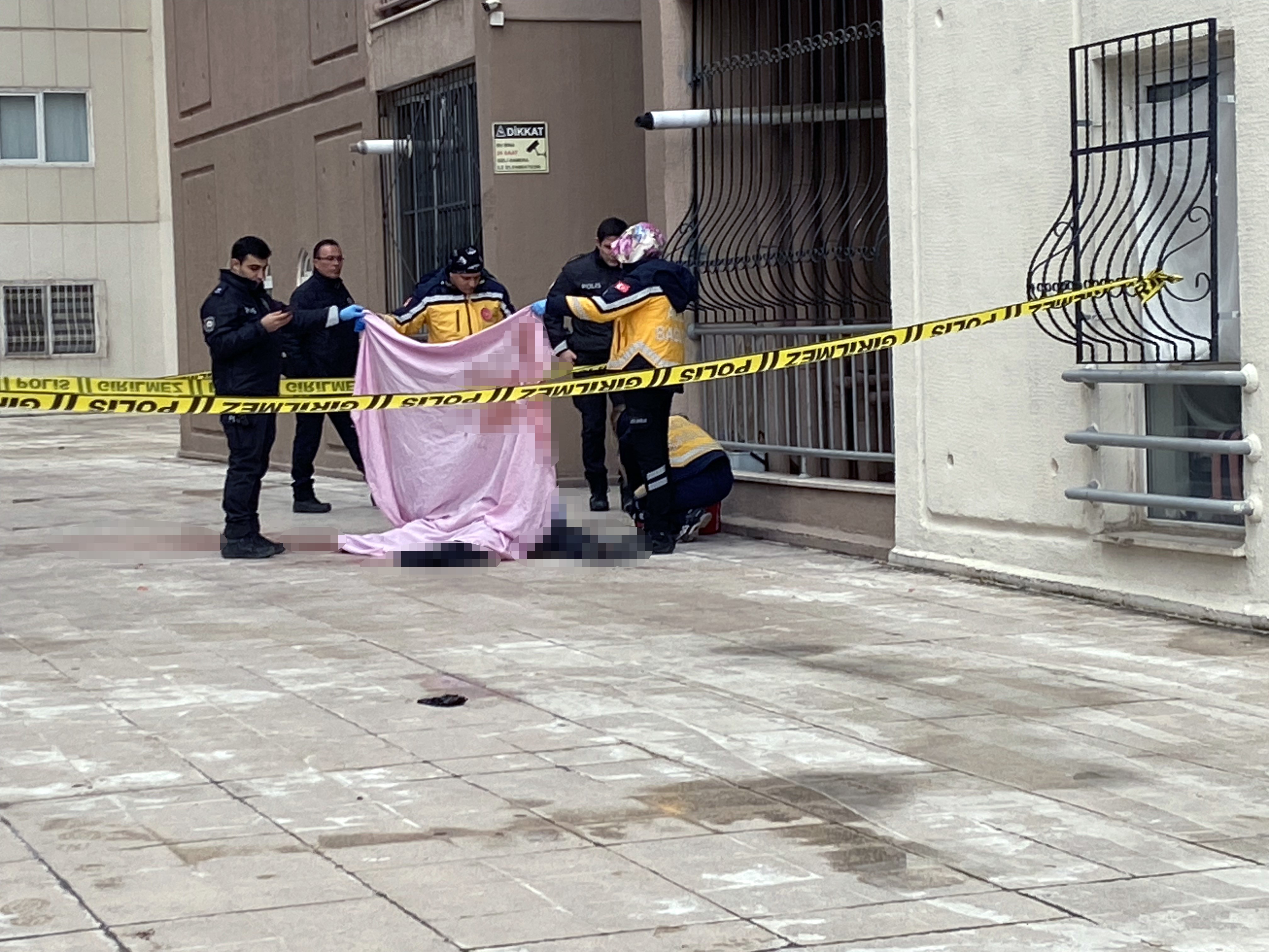 Ev Bakmaya Gitti, Feci Şekilde Can Verdi! 17. Kattan Yere Çakıldı (2)